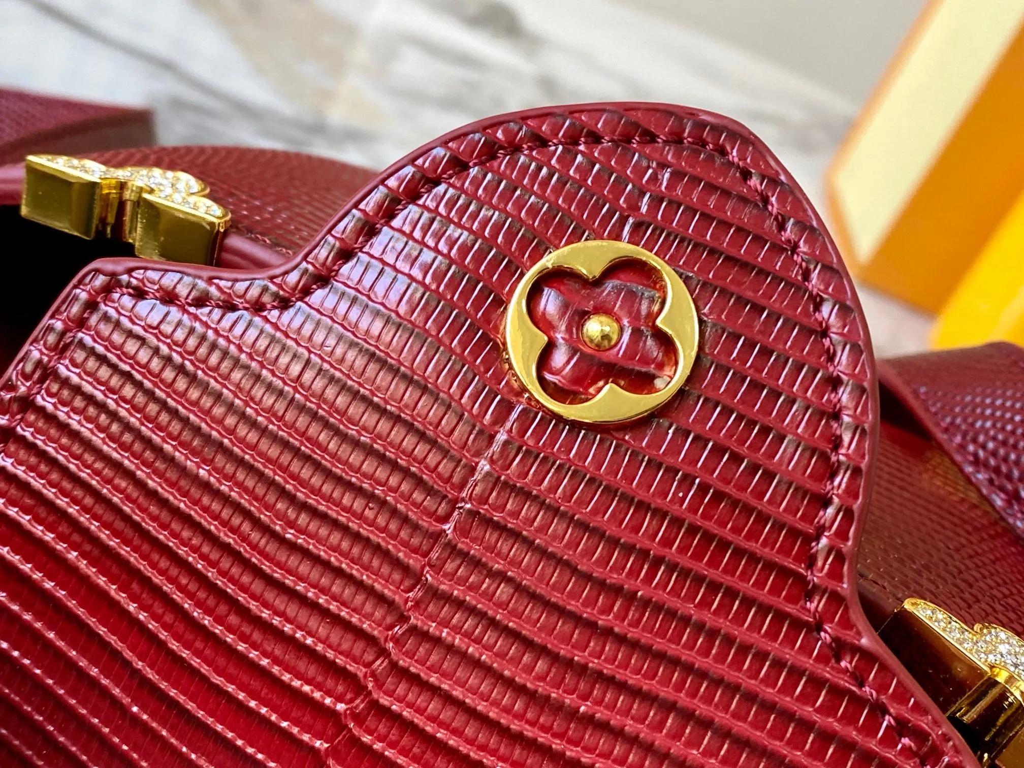 Top original P440 Guangzhou product M12296 maroon lizard leather with gold and diamond corolla🔺This Capucines mini handbag is wrapped in gorgeous lizard leather and lined with delicate sheepskin, embellished with dazzling metal parts. The flip cover reads LV letters inside, and a Monogram flower blooms when turned out. Its compact size makes it a dazzling choice for evening occasions. Detailed features 21 x 14 x 8 cm (length x height x width