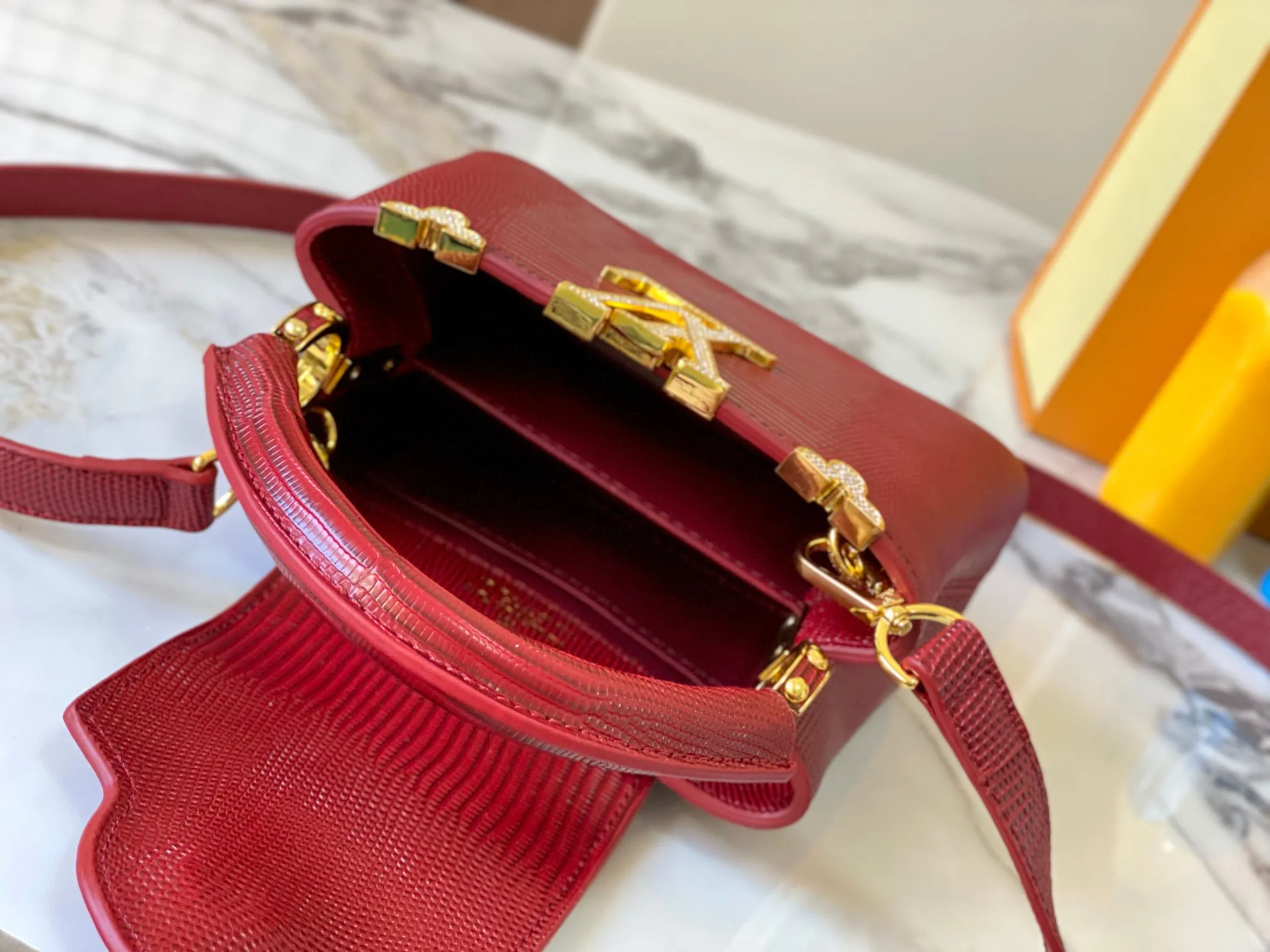 Top original P440 Guangzhou product M12296 maroon lizard leather with gold and diamond corolla🔺This Capucines mini handbag is wrapped in gorgeous lizard leather and lined with delicate sheepskin, embellished with dazzling metal parts. The flip cover reads LV letters inside, and a Monogram flower blooms when turned out. Its compact size makes it a dazzling choice for evening occasions. Detailed features 21 x 14 x 8 cm (length x height x width