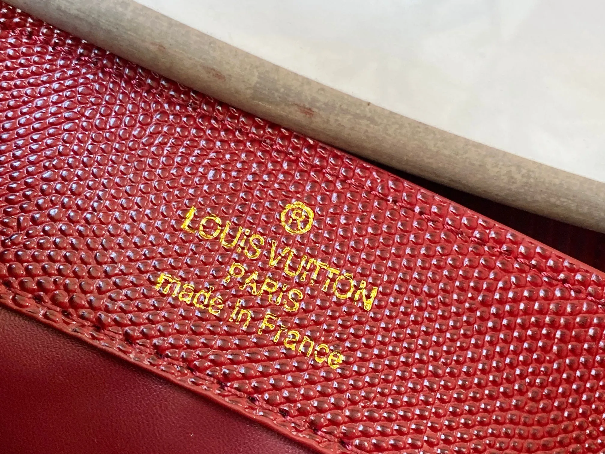 Top original P440 Guangzhou product M12296 maroon lizard leather with gold and diamond corolla🔺This Capucines mini handbag is wrapped in gorgeous lizard leather and lined with delicate sheepskin, embellished with dazzling metal parts. The flip cover reads LV letters inside, and a Monogram flower blooms when turned out. Its compact size makes it a dazzling choice for evening occasions. Detailed features 21 x 14 x 8 cm (length x height x width