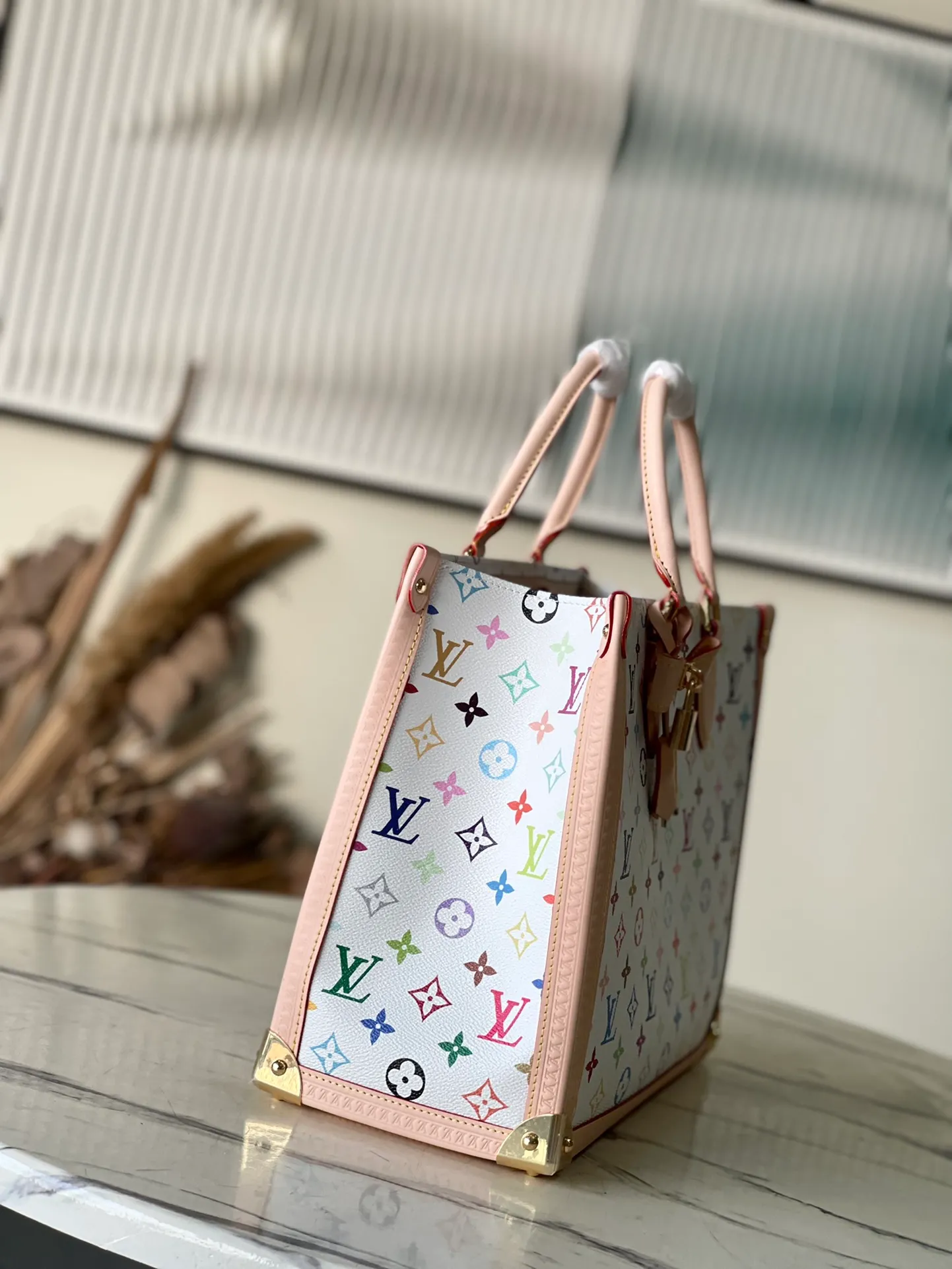 💰1280 Top Original Order M13079 Louis Vuitton The colorful Monogram canvas body, cow leather trim and LVxTM key bag reflect the sophisticated style. The bright corners recall the design of Louis Vuitton's traditional luggage. The shoulder strap and top handle allow for multiple carrying methods. Dimensions: 35 × 27 × 14 cm