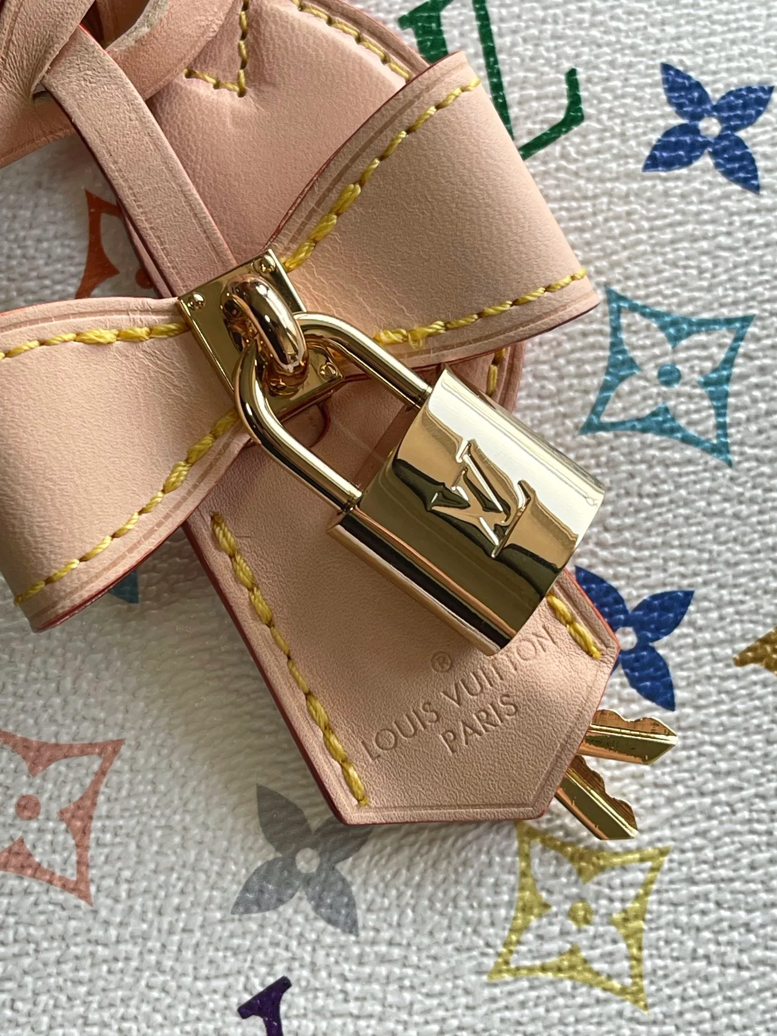 💰1280 Top Original Order M13079 Louis Vuitton The colorful Monogram canvas body, cow leather trim and LVxTM key bag reflect the sophisticated style. The bright corners recall the design of Louis Vuitton's traditional luggage. The shoulder strap and top handle allow for multiple carrying methods. Dimensions: 35 × 27 × 14 cm