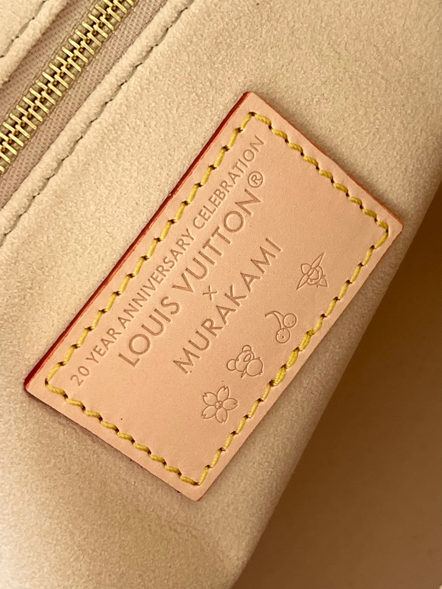 💰1280 Top Original Order M13079 Louis Vuitton The colorful Monogram canvas body, cow leather trim and LVxTM key bag reflect the sophisticated style. The bright corners recall the design of Louis Vuitton's traditional luggage. The shoulder strap and top handle allow for multiple carrying methods. Dimensions: 35 × 27 × 14 cm