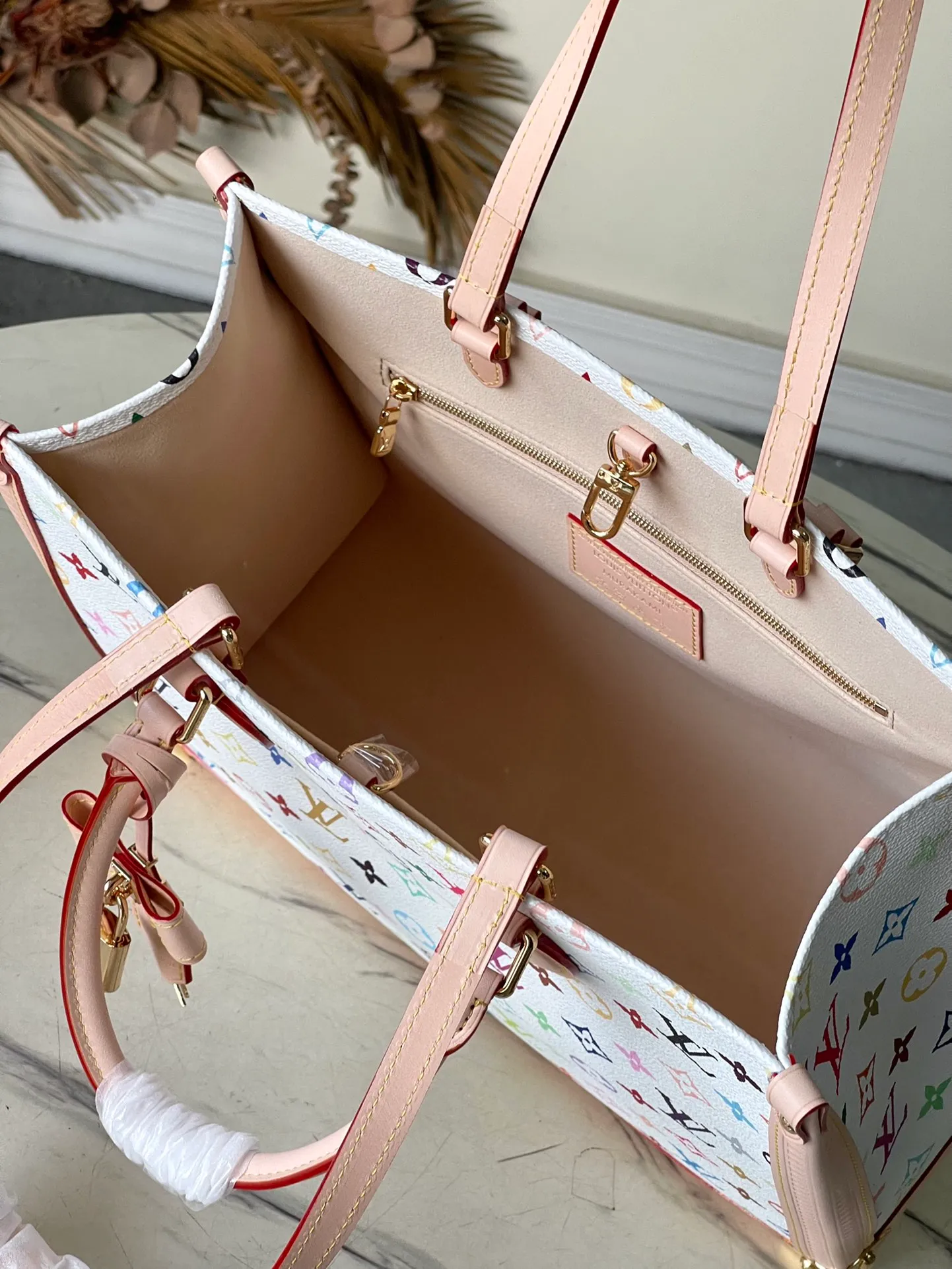 💰1280 Top Original Order M13079 Louis Vuitton The colorful Monogram canvas body, cow leather trim and LVxTM key bag reflect the sophisticated style. The bright corners recall the design of Louis Vuitton's traditional luggage. The shoulder strap and top handle allow for multiple carrying methods. Dimensions: 35 × 27 × 14 cm