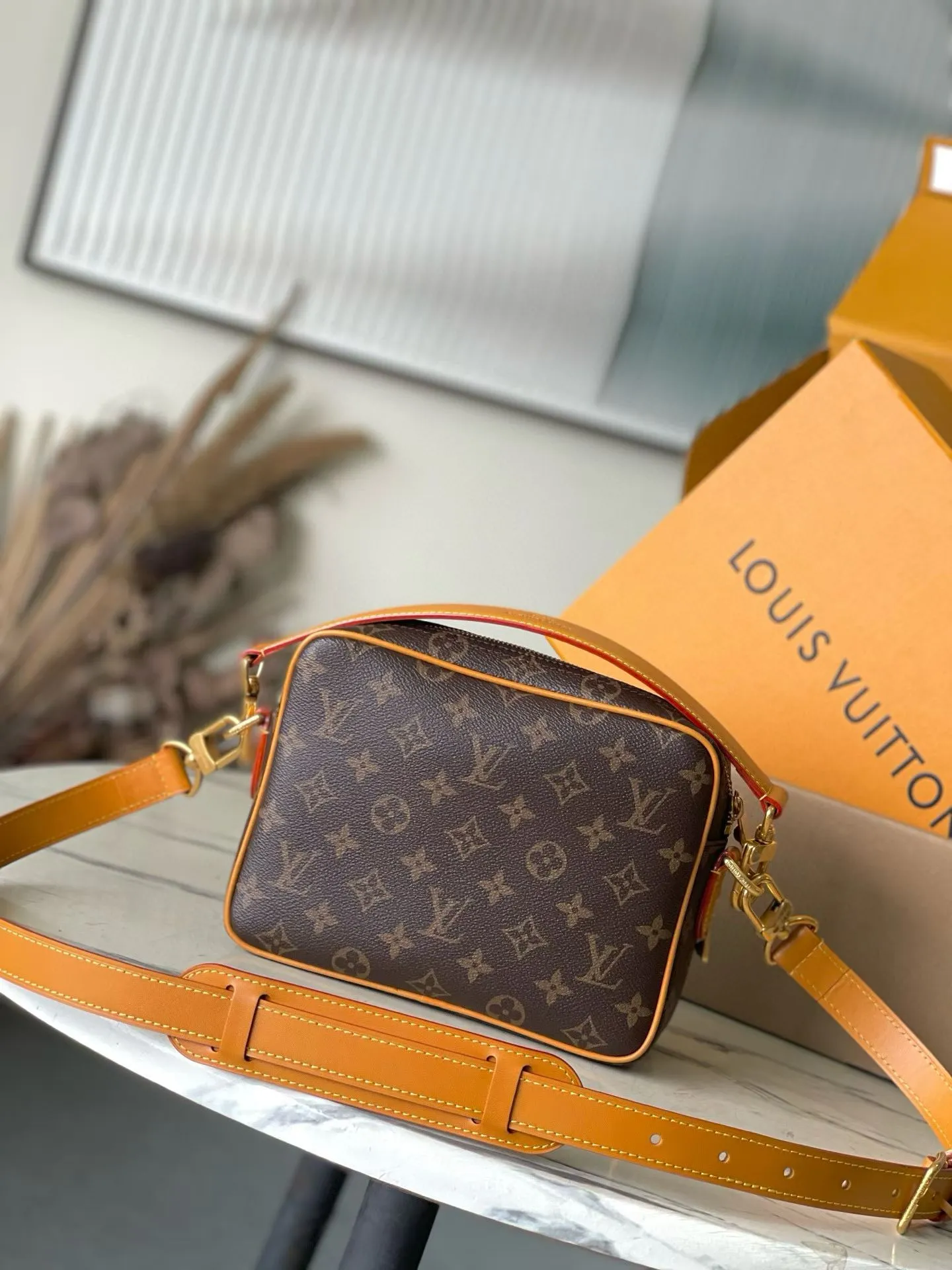 💰940 The top original M14016 NiI handbag is stylish and compact. It belongs to the Monogram Archive series. The bag body is made of Monogram coated canvas and is decorated with cow leather trim. The bag combines vintage details with modern elegance, with reinforced corners and Pharrel Wiliams' newly launched pearl zippers. The detachable handle and strap are flexible and portable. Dimensions: 25 × 17.5 × 11 cm