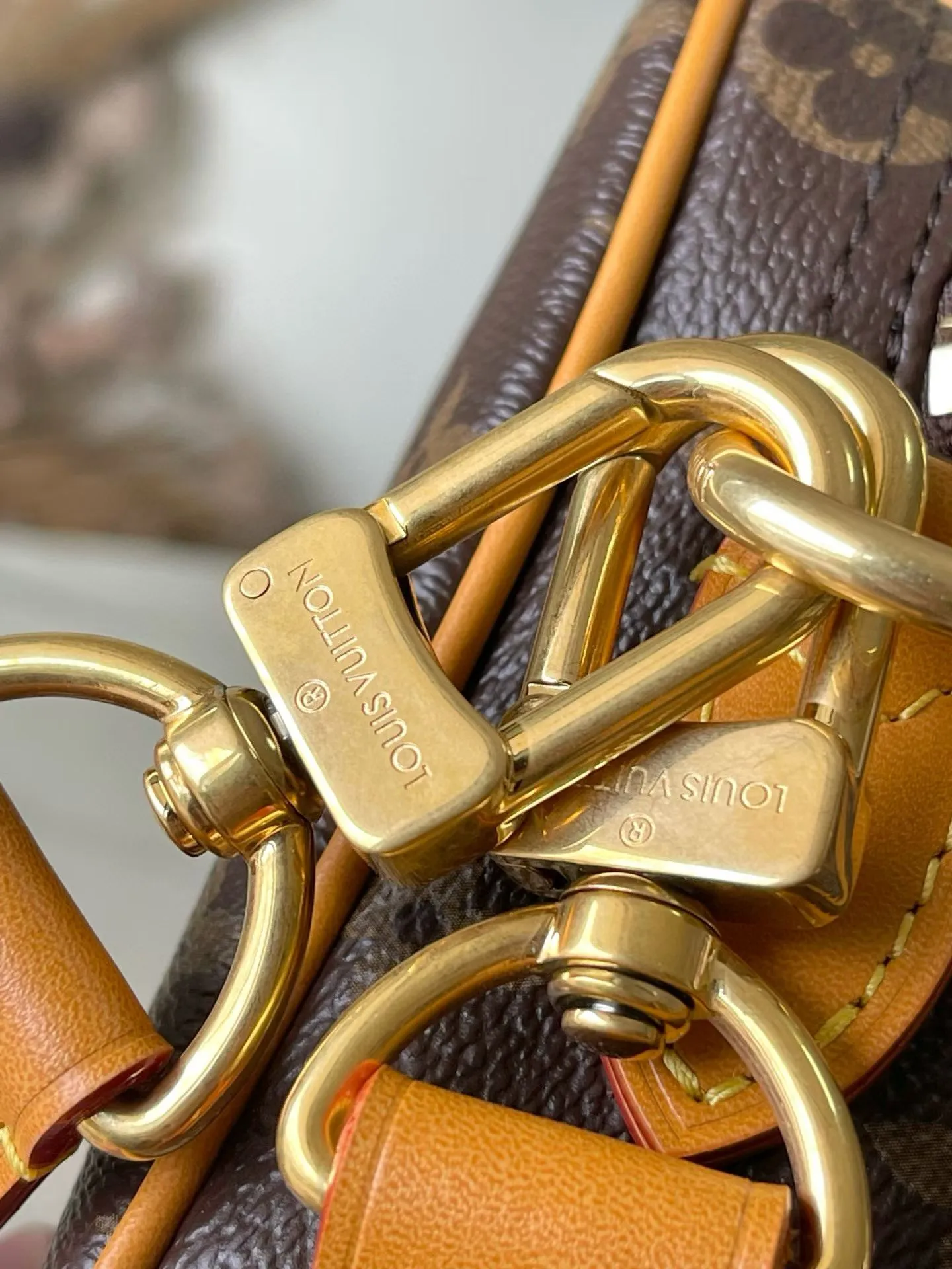 💰940 The top original M14016 NiI handbag is stylish and compact. It belongs to the Monogram Archive series. The bag body is made of Monogram coated canvas and is decorated with cow leather trim. The bag combines vintage details with modern elegance, with reinforced corners and Pharrel Wiliams' newly launched pearl zippers. The detachable handle and strap are flexible and portable. Dimensions: 25 × 17.5 × 11 cm