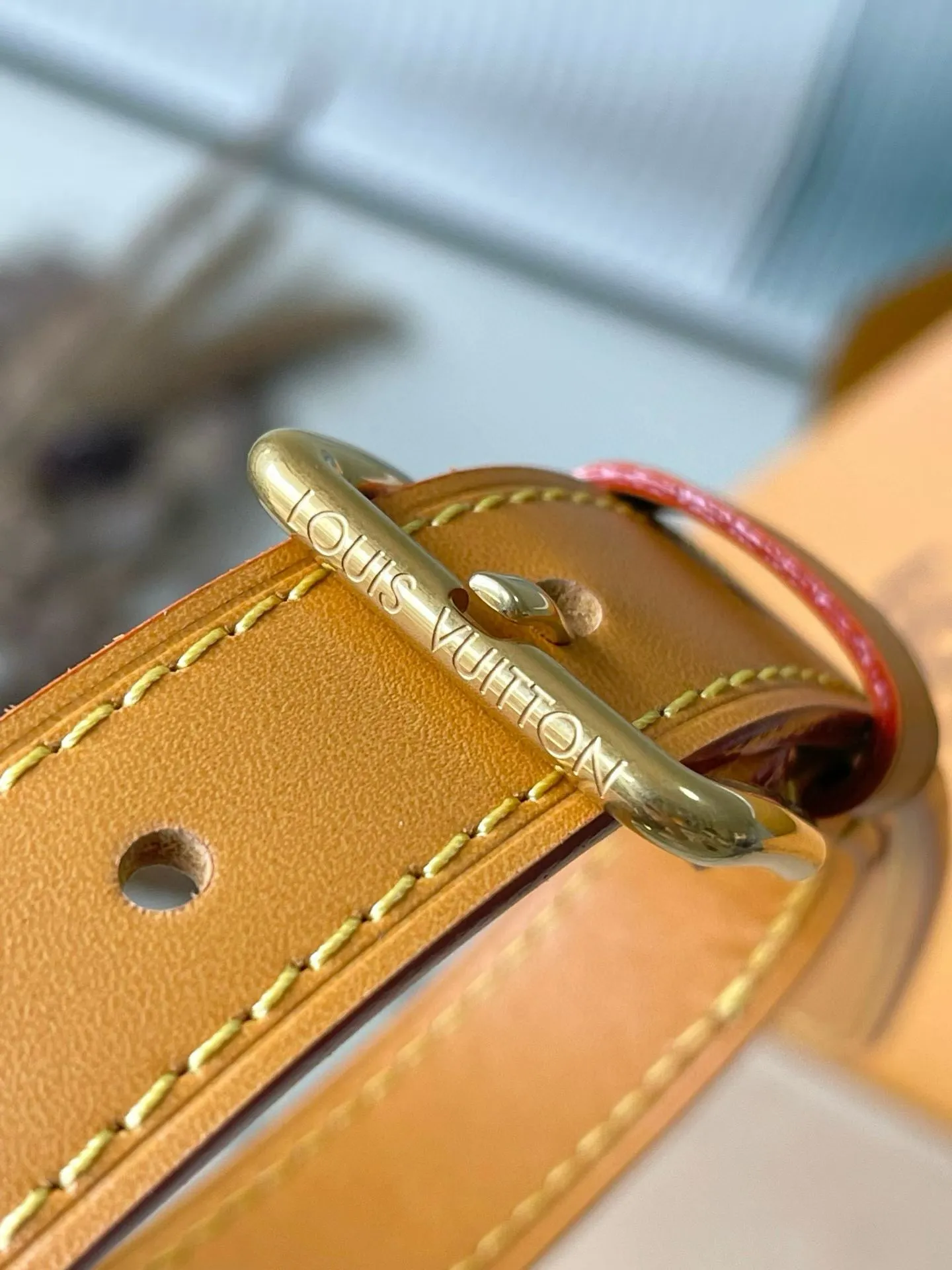 💰940 The top original M14016 NiI handbag is stylish and compact. It belongs to the Monogram Archive series. The bag body is made of Monogram coated canvas and is decorated with cow leather trim. The bag combines vintage details with modern elegance, with reinforced corners and Pharrel Wiliams' newly launched pearl zippers. The detachable handle and strap are flexible and portable. Dimensions: 25 × 17.5 × 11 cm