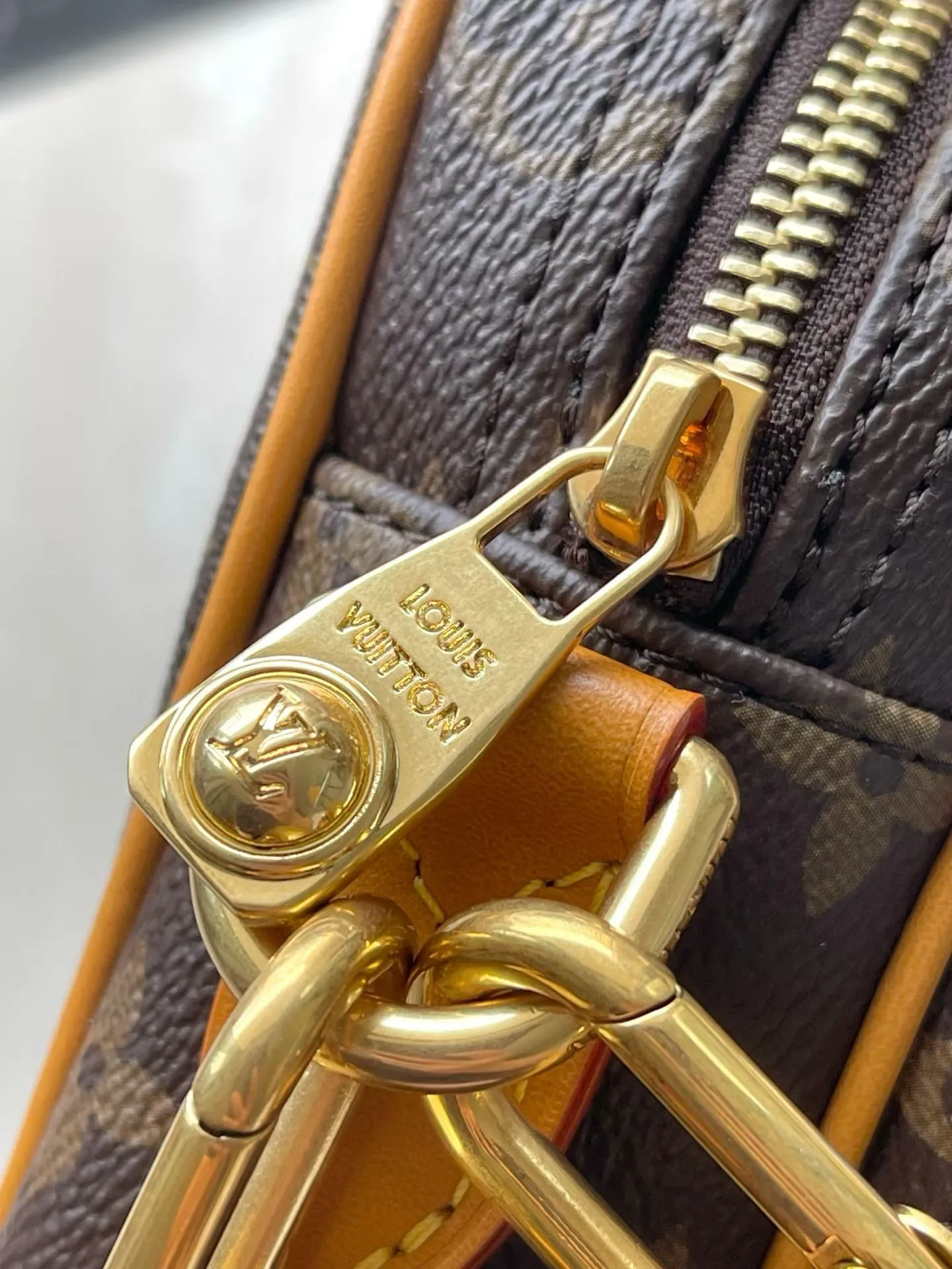 💰940 The top original M14016 NiI handbag is stylish and compact. It belongs to the Monogram Archive series. The bag body is made of Monogram coated canvas and is decorated with cow leather trim. The bag combines vintage details with modern elegance, with reinforced corners and Pharrel Wiliams' newly launched pearl zippers. The detachable handle and strap are flexible and portable. Dimensions: 25 × 17.5 × 11 cm