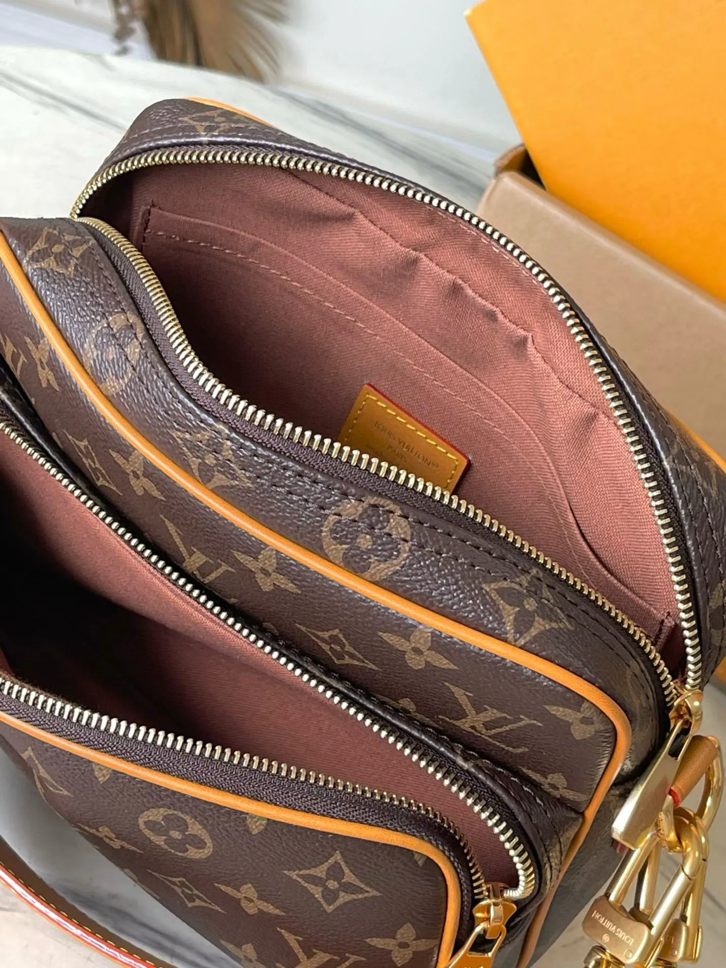 💰940 The top original M14016 NiI handbag is stylish and compact. It belongs to the Monogram Archive series. The bag body is made of Monogram coated canvas and is decorated with cow leather trim. The bag combines vintage details with modern elegance, with reinforced corners and Pharrel Wiliams' newly launched pearl zippers. The detachable handle and strap are flexible and portable. Dimensions: 25 × 17.5 × 11 cm