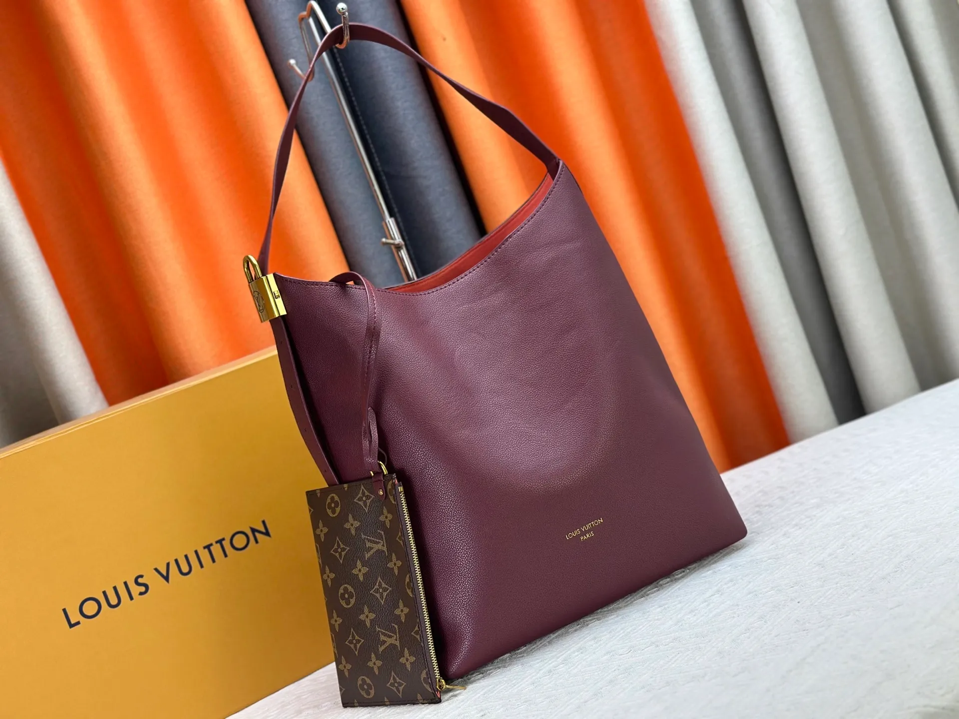 P260 Upgraded original version Exclusive real shot [Low Key Hobo medium handbag] M24856 black M24974 brown M25022 white 15209 It is made of soft cow leather to outline simple and elegant lines, and paired with suede lining to release a trendy atmosphere, showing the brand's exquisite craftsmanship. The adjustable shoulder strap is embellished with a classic engraved padlock, and there is plenty of space to easily store your laptop and other daily needs.  Dimensions: 31.0 x 35.0 x 18.0 cm