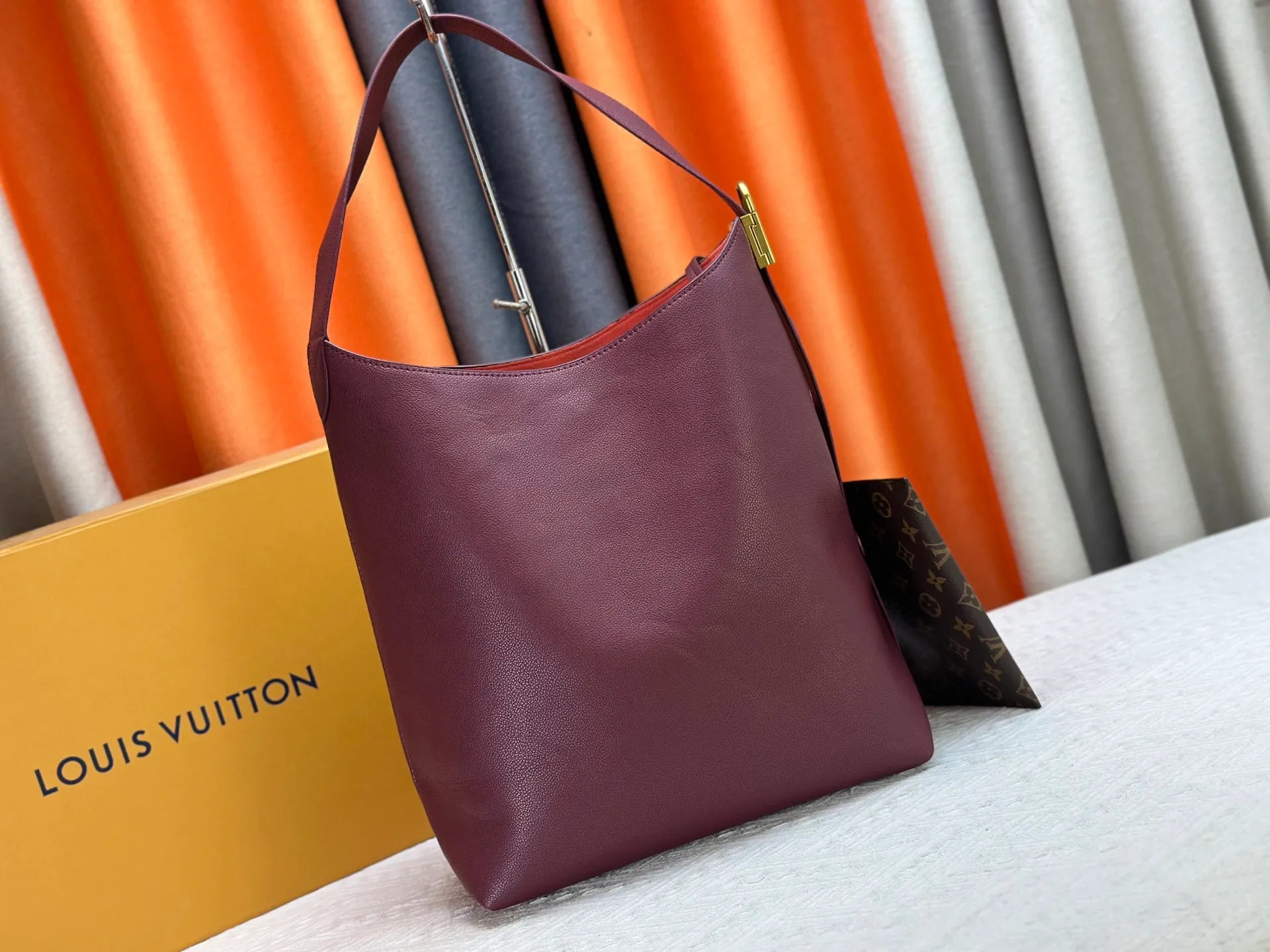 P260 Upgraded original version Exclusive real shot [Low Key Hobo medium handbag] M24856 black M24974 brown M25022 white 15209 It is made of soft cow leather to outline simple and elegant lines, and paired with suede lining to release a trendy atmosphere, showing the brand's exquisite craftsmanship. The adjustable shoulder strap is embellished with a classic engraved padlock, and there is plenty of space to easily store your laptop and other daily needs.  Dimensions: 31.0 x 35.0 x 18.0 cm