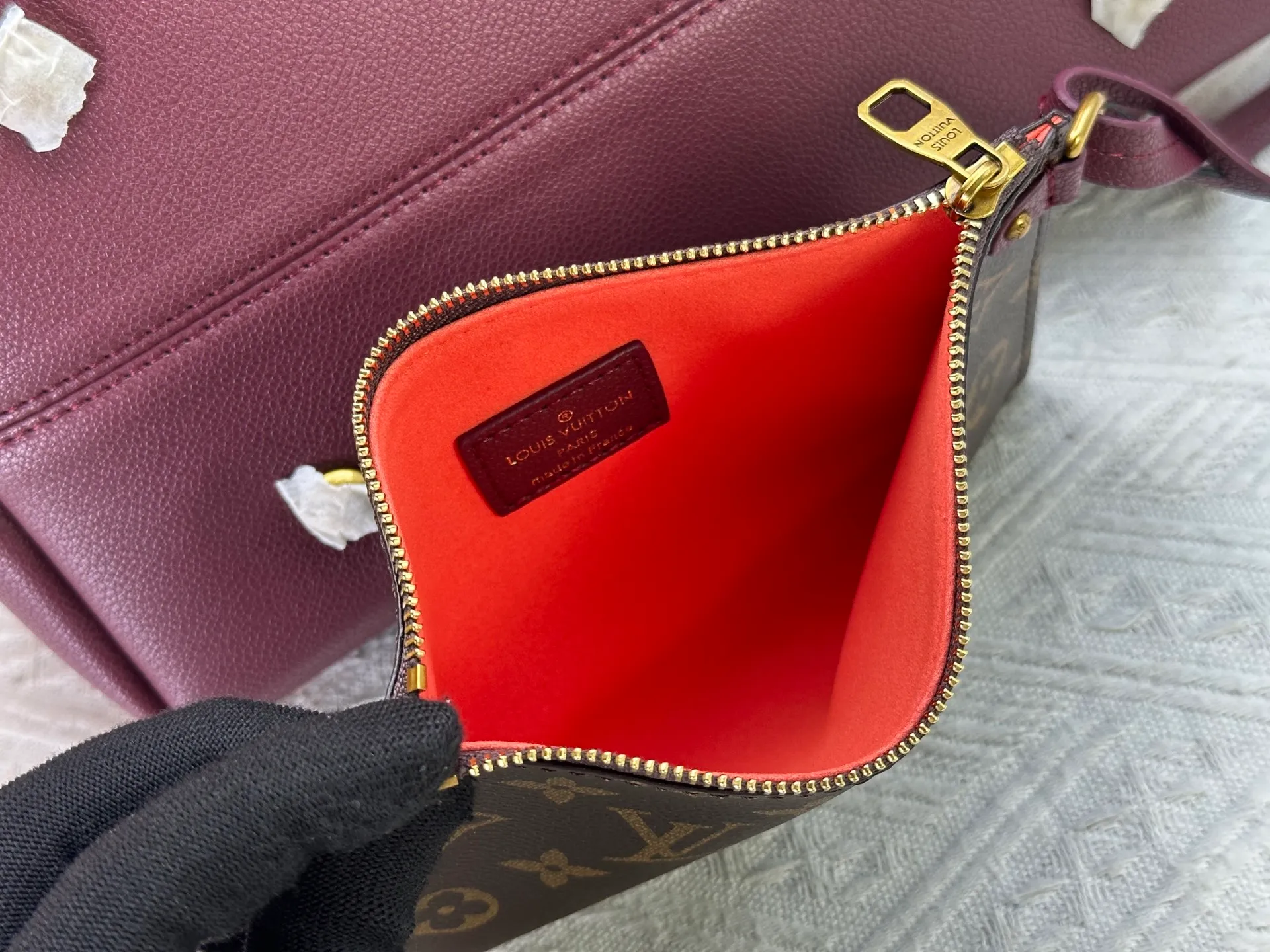 P260 Upgraded original version Exclusive real shot [Low Key Hobo medium handbag] M24856 black M24974 brown M25022 white 15209 It is made of soft cow leather to outline simple and elegant lines, and paired with suede lining to release a trendy atmosphere, showing the brand's exquisite craftsmanship. The adjustable shoulder strap is embellished with a classic engraved padlock, and there is plenty of space to easily store your laptop and other daily needs.  Dimensions: 31.0 x 35.0 x 18.0 cm