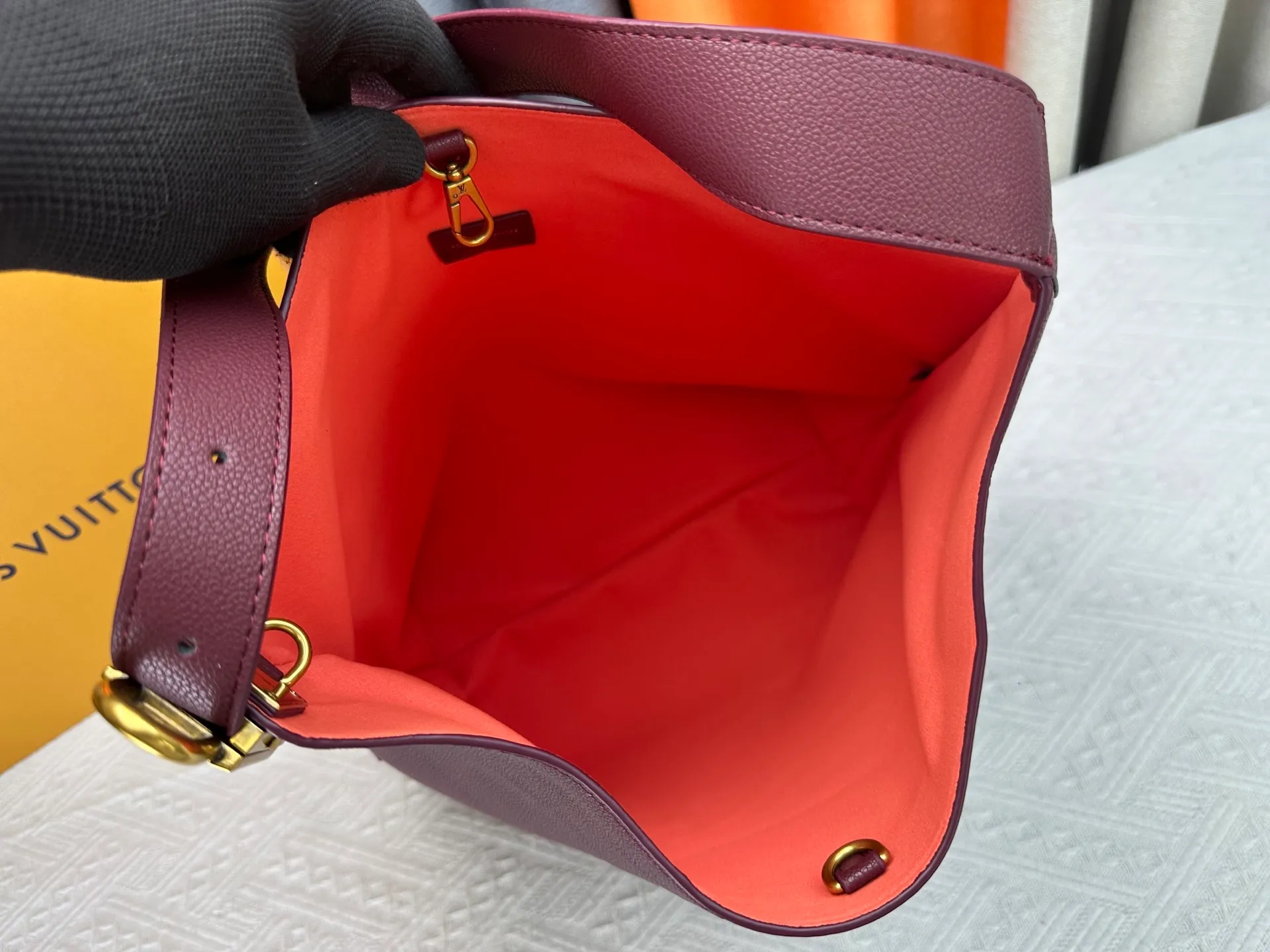 P260 Upgraded original version Exclusive real shot [Low Key Hobo medium handbag] M24856 black M24974 brown M25022 white 15209 It is made of soft cow leather to outline simple and elegant lines, and paired with suede lining to release a trendy atmosphere, showing the brand's exquisite craftsmanship. The adjustable shoulder strap is embellished with a classic engraved padlock, and there is plenty of space to easily store your laptop and other daily needs.  Dimensions: 31.0 x 35.0 x 18.0 cm