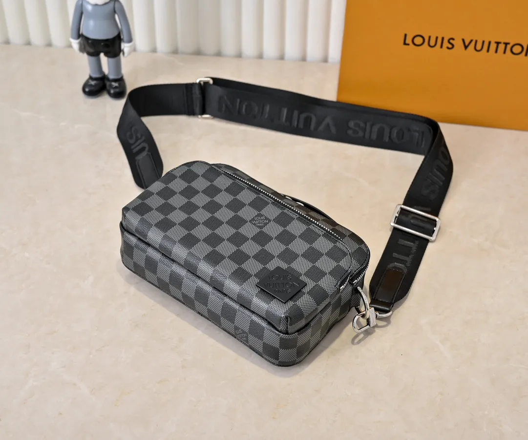 💰260💰Upgraded from the original M11657. This compact Avenue messenger bag is made of Taïga leather, adding unique personality to the briefcase. The sleek design exudes a contemporary feel with top handles, palladium hardware and strappy fabric strap details. The bag features a zipped main compartment, front pocket and internal patch pocket, making it extremely practical. Dimensions: 22.5 × 16.0 × 7.5 cm (length x height x width)