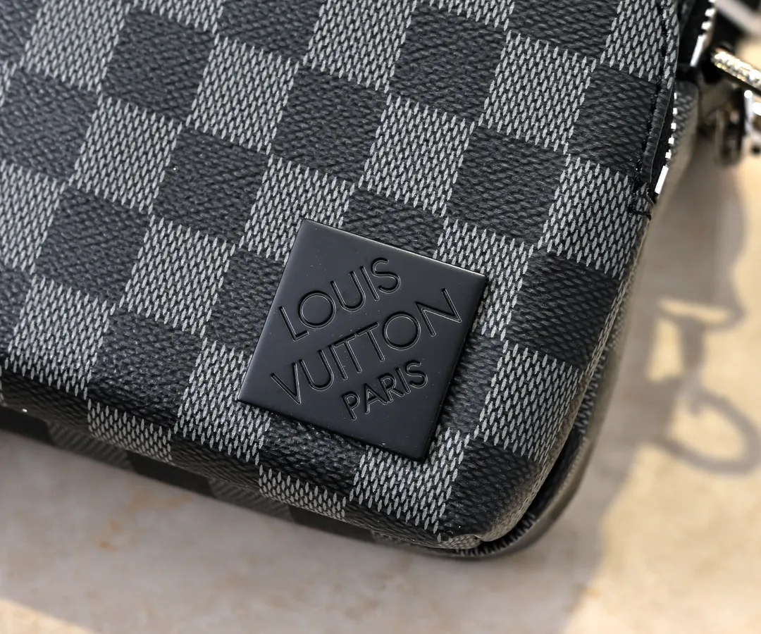 💰260💰Upgraded from the original M11657. This compact Avenue messenger bag is made of Taïga leather, adding unique personality to the briefcase. The sleek design exudes a contemporary feel with top handles, palladium hardware and strappy fabric strap details. The bag features a zipped main compartment, front pocket and internal patch pocket, making it extremely practical. Dimensions: 22.5 × 16.0 × 7.5 cm (length x height x width)