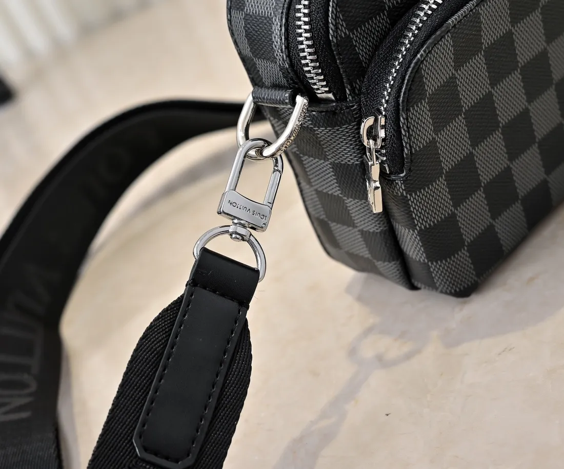 💰260💰Upgraded from the original M11657. This compact Avenue messenger bag is made of Taïga leather, adding unique personality to the briefcase. The sleek design exudes a contemporary feel with top handles, palladium hardware and strappy fabric strap details. The bag features a zipped main compartment, front pocket and internal patch pocket, making it extremely practical. Dimensions: 22.5 × 16.0 × 7.5 cm (length x height x width)