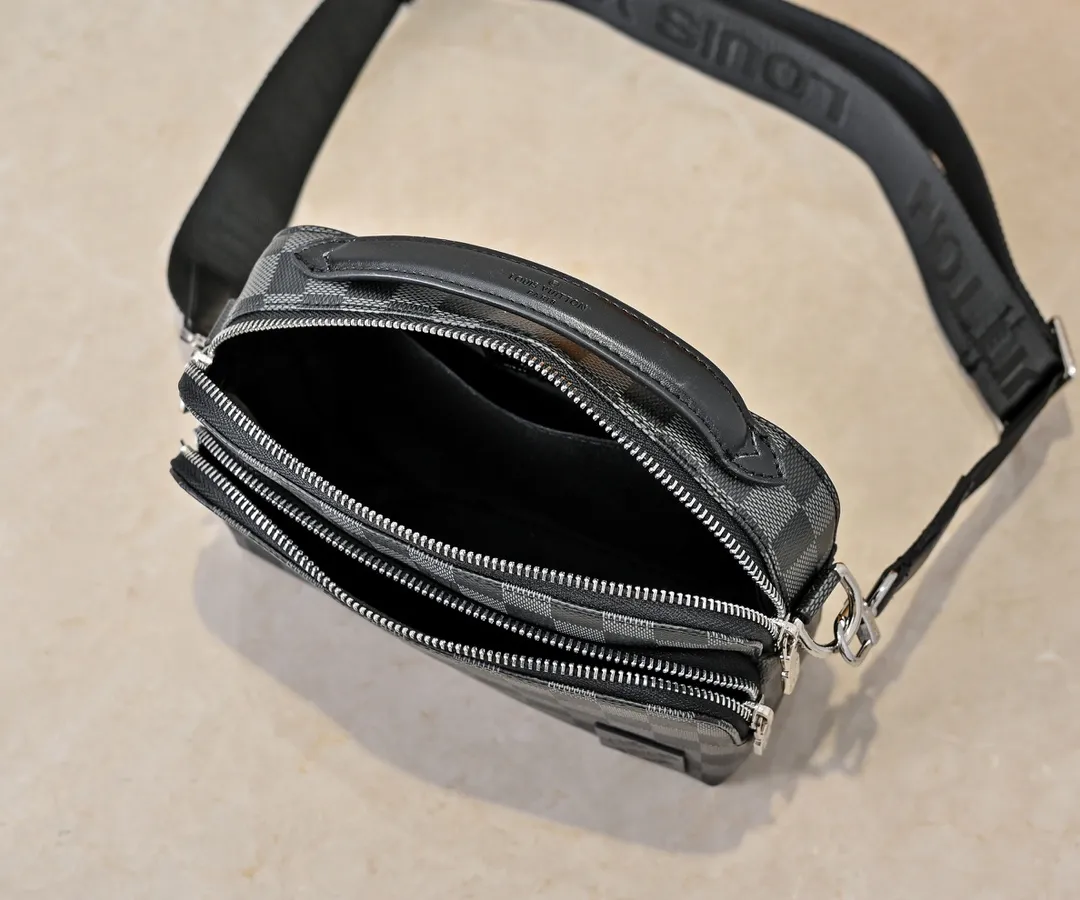 💰260💰Upgraded from the original M11657. This compact Avenue messenger bag is made of Taïga leather, adding unique personality to the briefcase. The sleek design exudes a contemporary feel with top handles, palladium hardware and strappy fabric strap details. The bag features a zipped main compartment, front pocket and internal patch pocket, making it extremely practical. Dimensions: 22.5 × 16.0 × 7.5 cm (length x height x width)