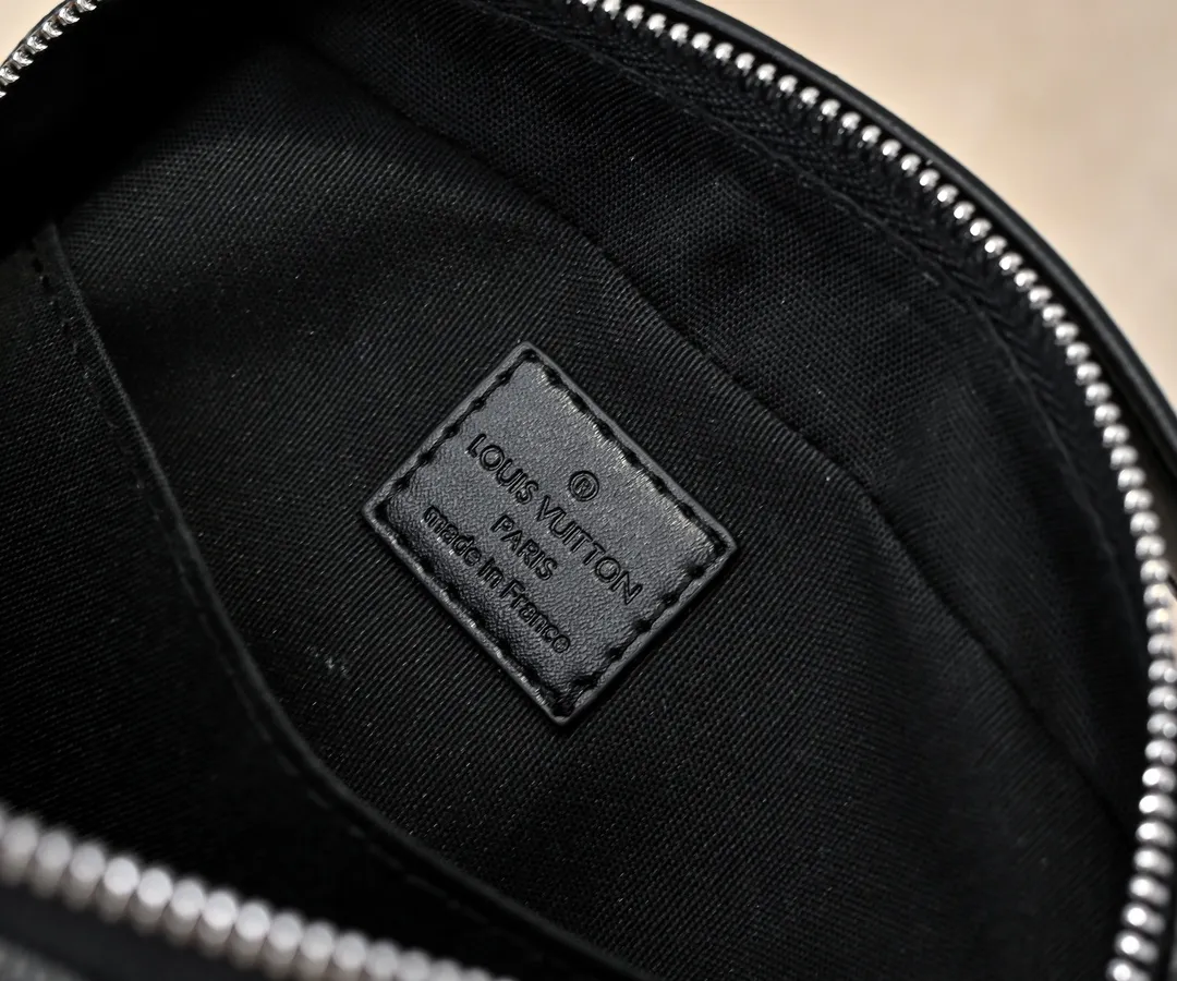 💰260💰Upgraded from the original M11657. This compact Avenue messenger bag is made of Taïga leather, adding unique personality to the briefcase. The sleek design exudes a contemporary feel with top handles, palladium hardware and strappy fabric strap details. The bag features a zipped main compartment, front pocket and internal patch pocket, making it extremely practical. Dimensions: 22.5 × 16.0 × 7.5 cm (length x height x width)