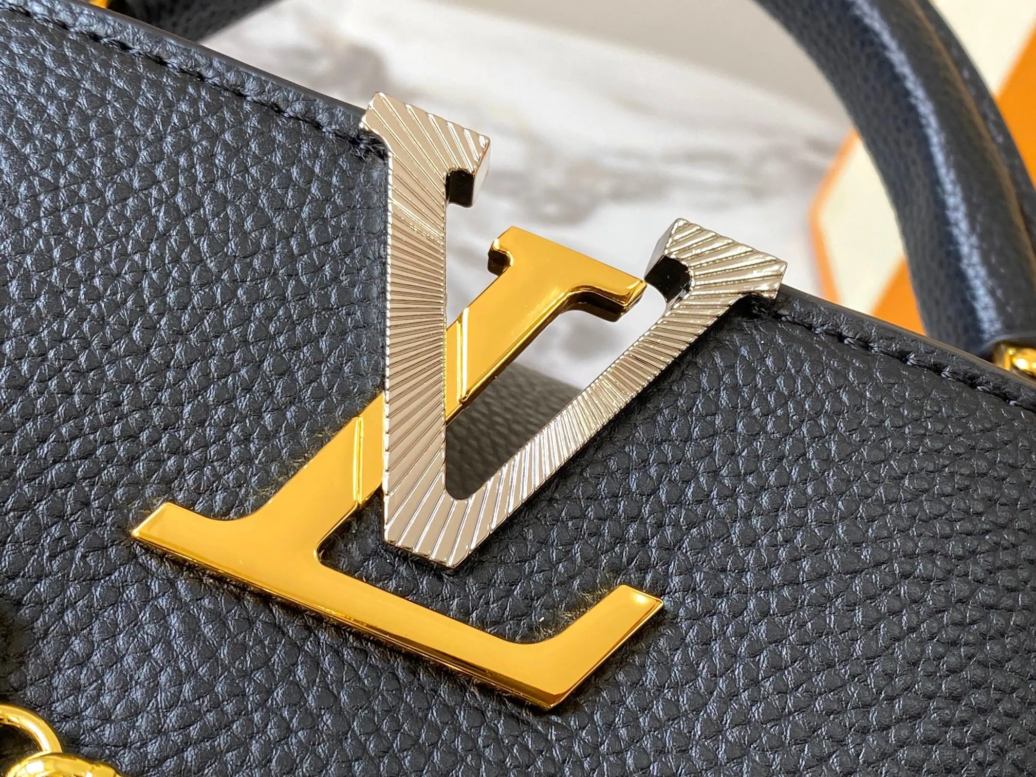 P480 [Guangzhou top quality original version] M26351 Black Gold This modern version of Capucines mini is made of timeless Taurillon leather and equipped with a jewelry-inspired Infinity chain. The bag is decorated with double galvanized metal parts, including the iconic Monogram floral pattern, and the LV Initials logo created with sunburst technology, creating a sundial-like light and shadow effect. The bag has multiple pockets and a detachable shoulder strap, allowing it to be carried on one shoulder or across the body. 14 x 8 x 21 cm (height x width x length)