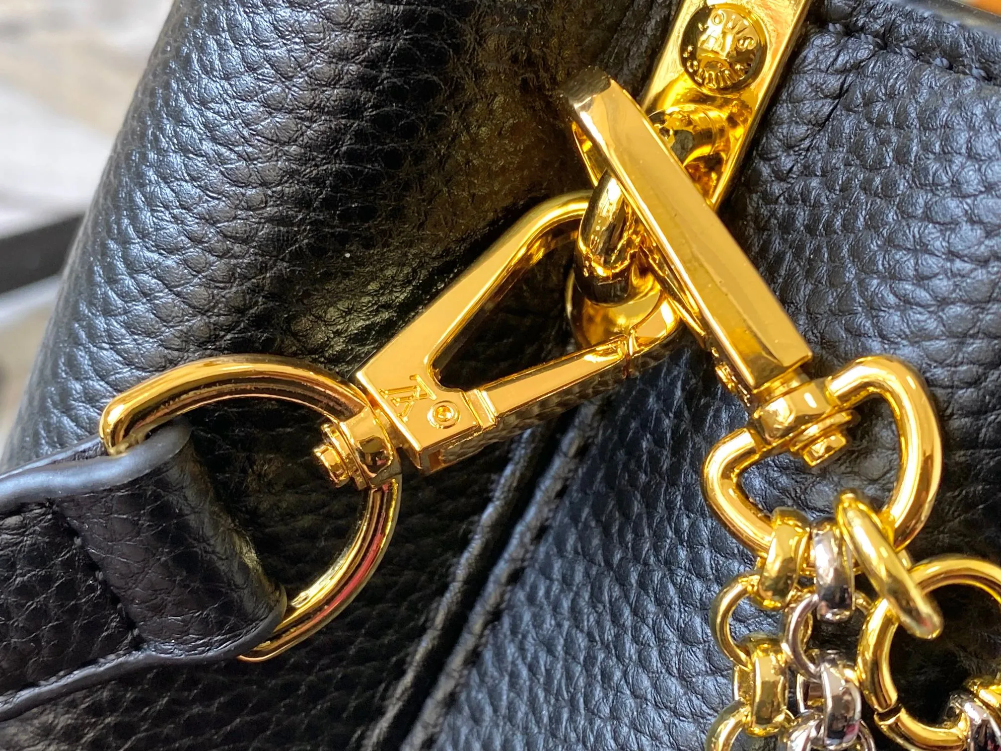 P480 [Guangzhou top quality original version] M26351 Black Gold This modern version of Capucines mini is made of timeless Taurillon leather and equipped with a jewelry-inspired Infinity chain. The bag is decorated with double galvanized metal parts, including the iconic Monogram floral pattern, and the LV Initials logo created with sunburst technology, creating a sundial-like light and shadow effect. The bag has multiple pockets and a detachable shoulder strap, allowing it to be carried on one shoulder or across the body. 14 x 8 x 21 cm (height x width x length)