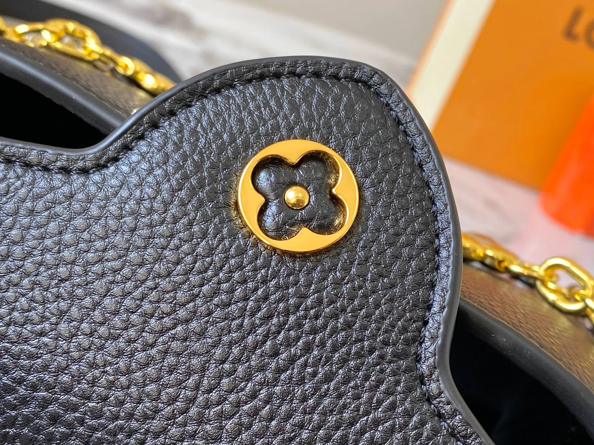 P480 [Guangzhou top quality original version] M26351 Black Gold This modern version of Capucines mini is made of timeless Taurillon leather and equipped with a jewelry-inspired Infinity chain. The bag is decorated with double galvanized metal parts, including the iconic Monogram floral pattern, and the LV Initials logo created with sunburst technology, creating a sundial-like light and shadow effect. The bag has multiple pockets and a detachable shoulder strap, allowing it to be carried on one shoulder or across the body. 14 x 8 x 21 cm (height x width x length)
