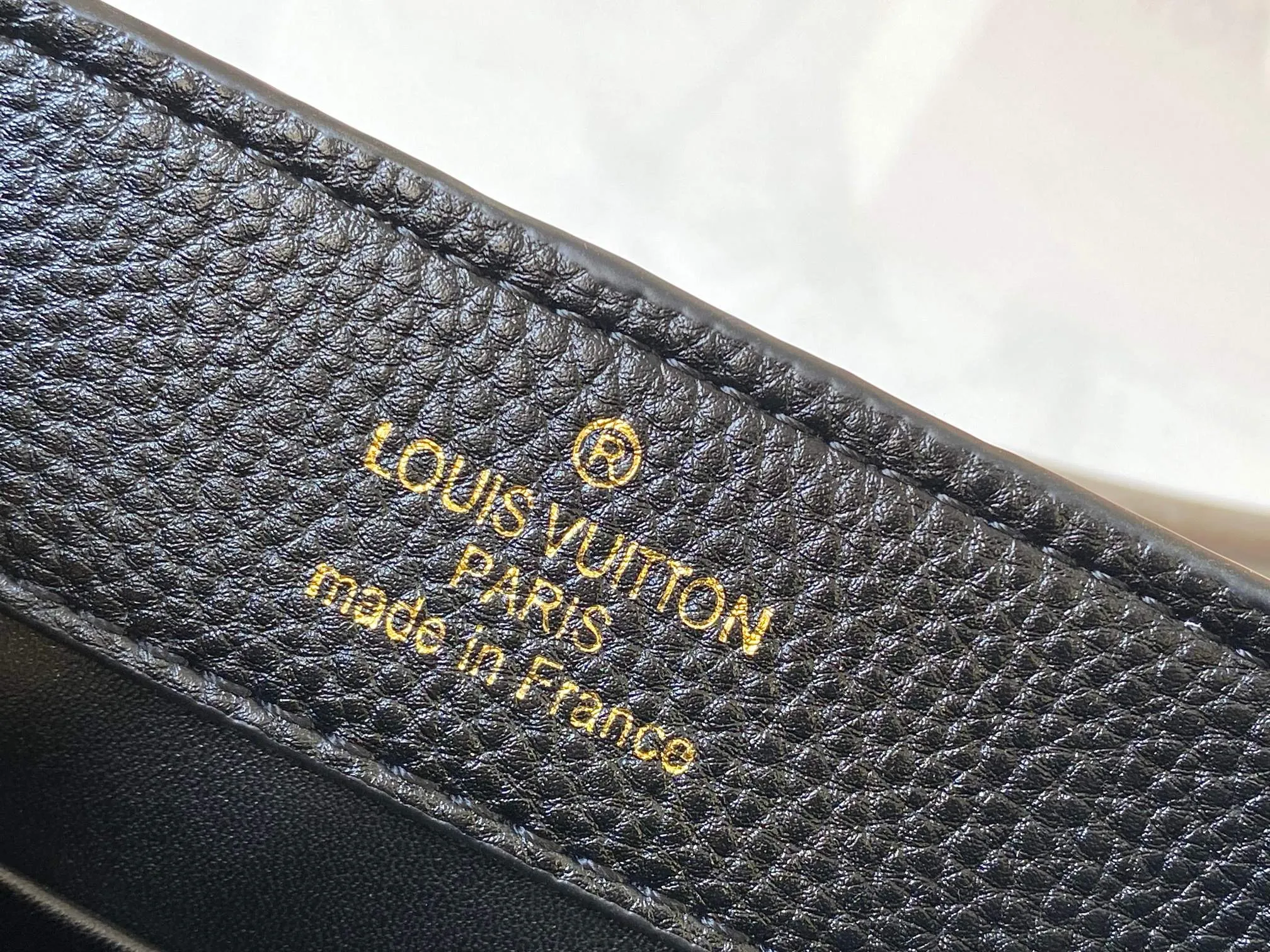 P480 [Guangzhou top quality original version] M26351 Black Gold This modern version of Capucines mini is made of timeless Taurillon leather and equipped with a jewelry-inspired Infinity chain. The bag is decorated with double galvanized metal parts, including the iconic Monogram floral pattern, and the LV Initials logo created with sunburst technology, creating a sundial-like light and shadow effect. The bag has multiple pockets and a detachable shoulder strap, allowing it to be carried on one shoulder or across the body. 14 x 8 x 21 cm (height x width x length)