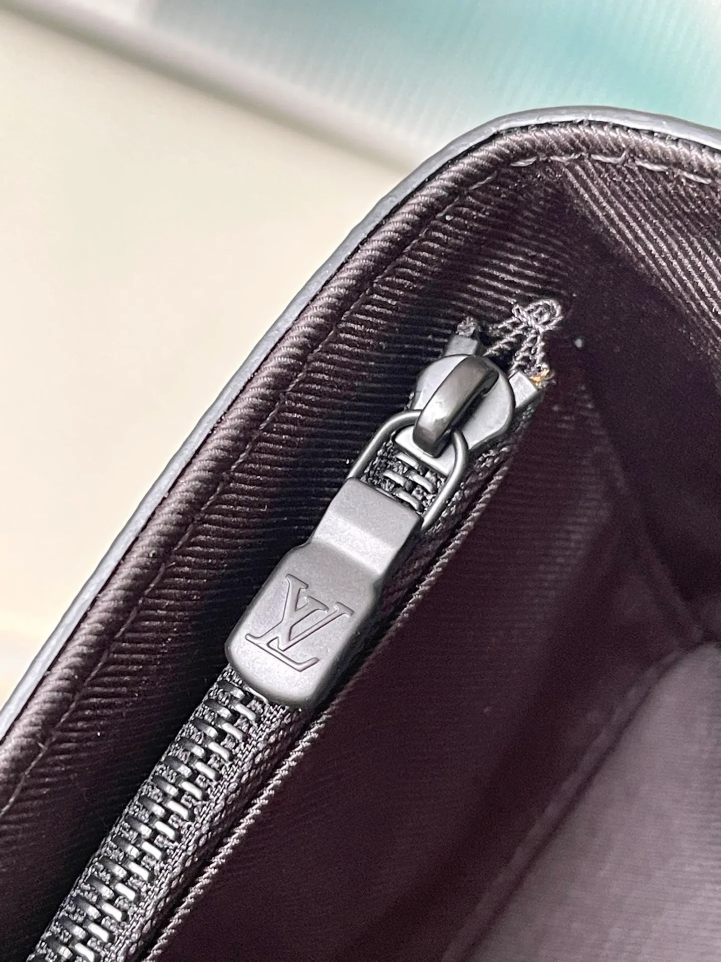💰800 The top original order M81783 supports counter inspection. The photo taken of duty-free goods is consistent with the product and has not been unpacked. This product is an exclusive duty-free product in the market and is the highest-end product. Inspection is supported. This product has passed strict inspection and is flawless. Please wear gloves when touching the product. This product is not returnable or exchangeable. Please confirm the product first and then remove the label on the handle. This product is temporarily not open to the public, only regular customers, and is in short supply. Dimensions: 18 x 11 x 6.5 cm