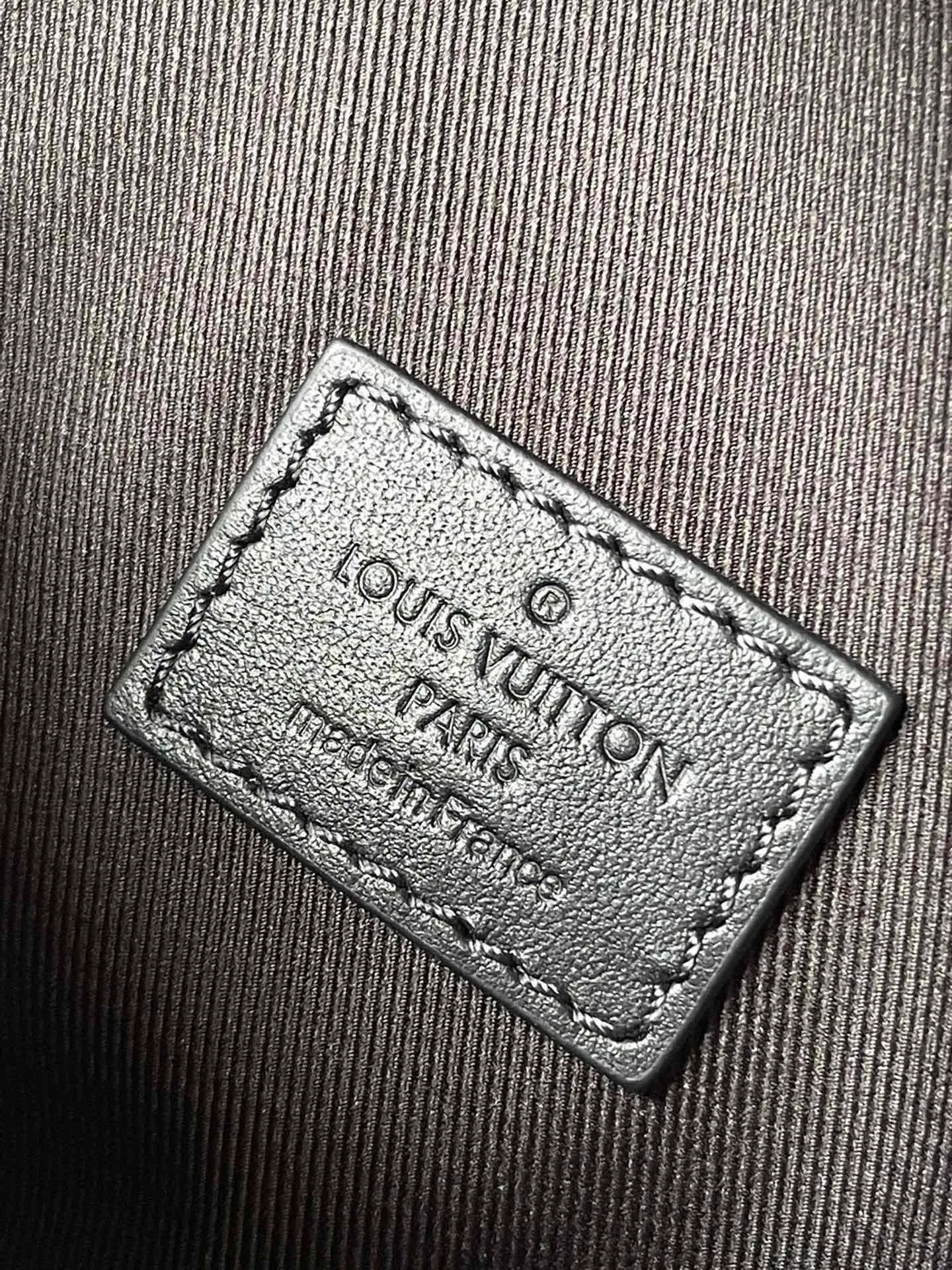 💰800 The top original order M81783 supports counter inspection. The photo taken of duty-free goods is consistent with the product and has not been unpacked. This product is an exclusive duty-free product in the market and is the highest-end product. Inspection is supported. This product has passed strict inspection and is flawless. Please wear gloves when touching the product. This product is not returnable or exchangeable. Please confirm the product first and then remove the label on the handle. This product is temporarily not open to the public, only regular customers, and is in short supply. Dimensions: 18 x 11 x 6.5 cm