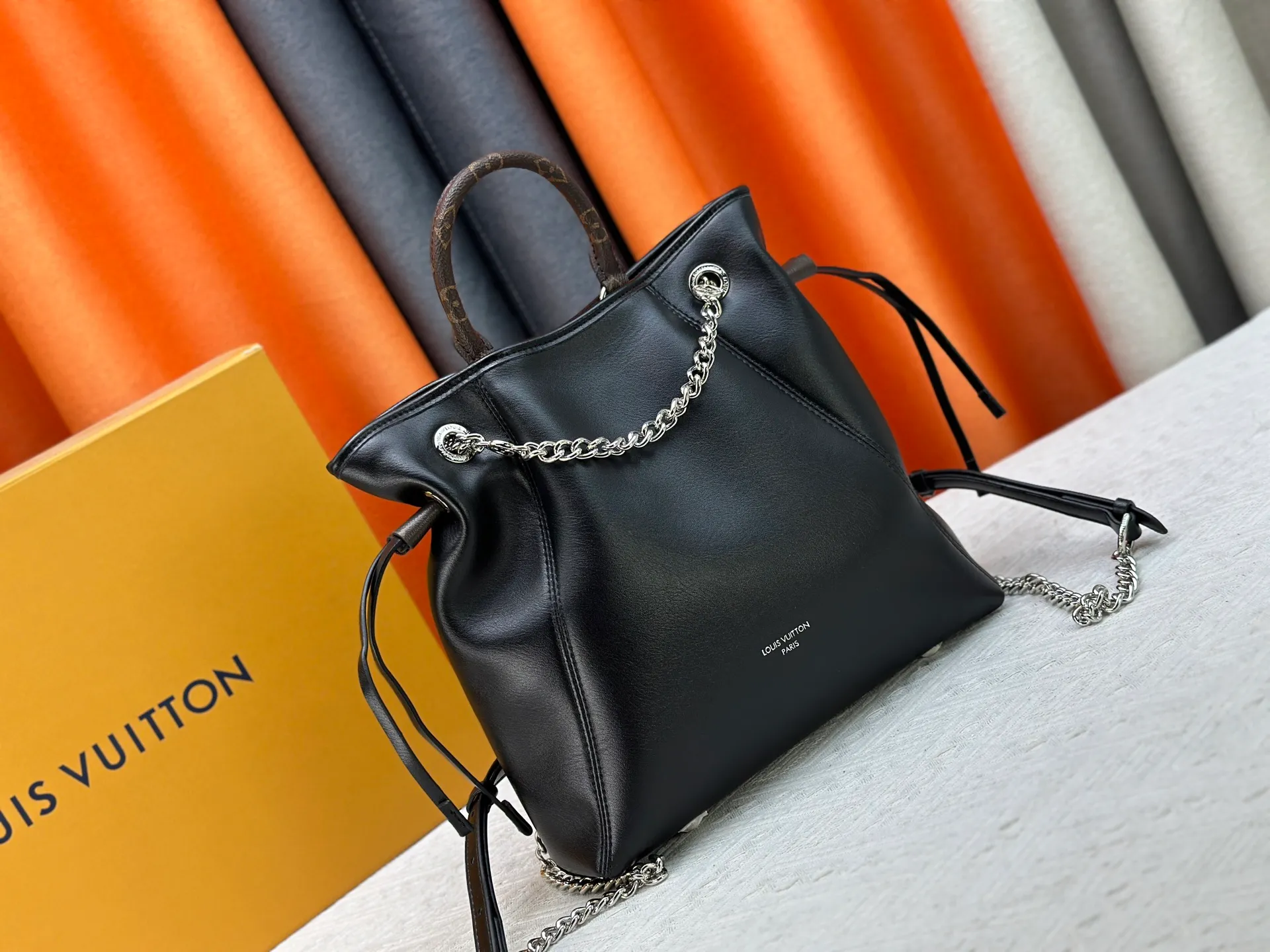 P280 Upgraded original M25522 This LV Vibe series launches the Off Duty backpack, which is made of sheep leather and has a casual shape, making it a good choice for daily travel. The jewel-like luster chain is embellished with the LV Circle logo, and can be easily converted into a shoulder bag. Dimensions: 24.0 x 25.0 x 10.0 cm (length x height x width)