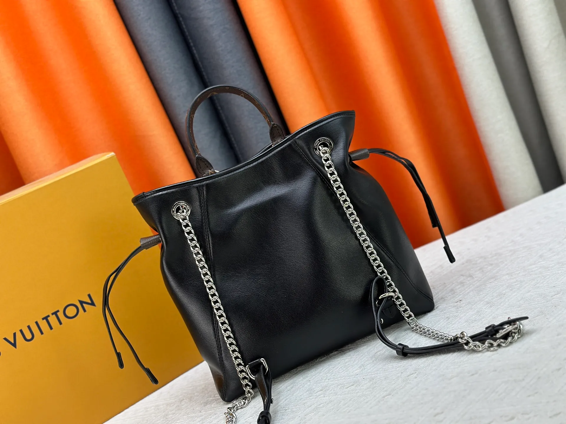 P280 Upgraded original M25522 This LV Vibe series launches the Off Duty backpack, which is made of sheep leather and has a casual shape, making it a good choice for daily travel. The jewel-like luster chain is embellished with the LV Circle logo, and can be easily converted into a shoulder bag. Dimensions: 24.0 x 25.0 x 10.0 cm (length x height x width)