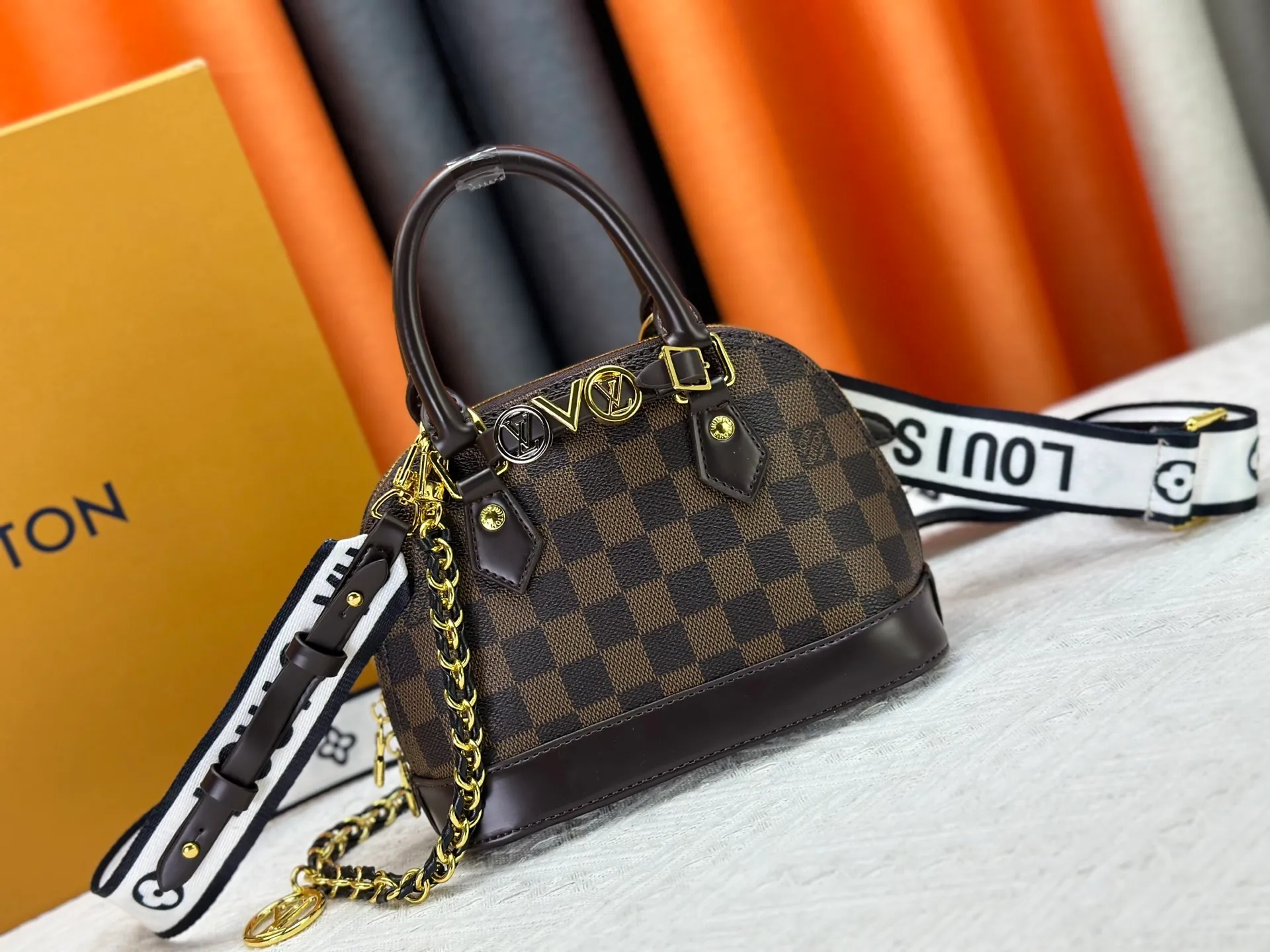 P300 upgraded version [Official latest model] K00015 M25529 M14933 M53152 M13416 M82717 [Alma Mini LV&I] The LV&I series launches this customizable kit, featuring the iconic Alma in an exclusive mini size. Designed to create a personalized handbag that is unique to the wearer, there are seven styles to choose from, available in a range of colors and finishes. Next, choose a strap or chain before choosing add-ons like a mirrored name tag or a functional hair clip. Finally, three sliding charms are included, ranging from the iconic padlock to the colorful Vivienne mascot.  Dimensions: 18 x 12 x 8 cm