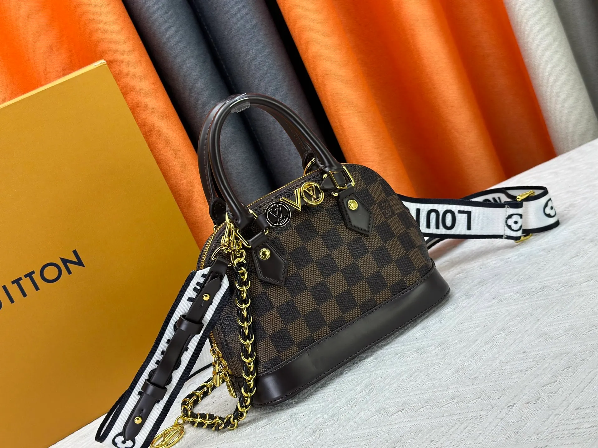 P300 upgraded version [Official latest model] K00015 M25529 M14933 M53152 M13416 M82717 [Alma Mini LV&I] The LV&I series launches this customizable kit, featuring the iconic Alma in an exclusive mini size. Designed to create a personalized handbag that is unique to the wearer, there are seven styles to choose from, available in a range of colors and finishes. Next, choose a strap or chain before choosing add-ons like a mirrored name tag or a functional hair clip. Finally, three sliding charms are included, ranging from the iconic padlock to the colorful Vivienne mascot.  Dimensions: 18 x 12 x 8 cm