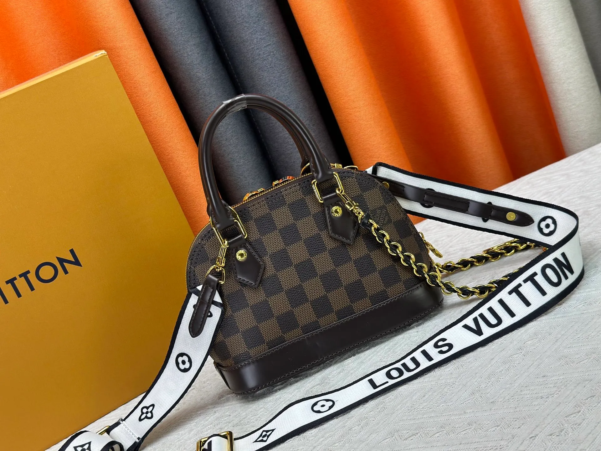 P300 upgraded version [Official latest model] K00015 M25529 M14933 M53152 M13416 M82717 [Alma Mini LV&I] The LV&I series launches this customizable kit, featuring the iconic Alma in an exclusive mini size. Designed to create a personalized handbag that is unique to the wearer, there are seven styles to choose from, available in a range of colors and finishes. Next, choose a strap or chain before choosing add-ons like a mirrored name tag or a functional hair clip. Finally, three sliding charms are included, ranging from the iconic padlock to the colorful Vivienne mascot.  Dimensions: 18 x 12 x 8 cm
