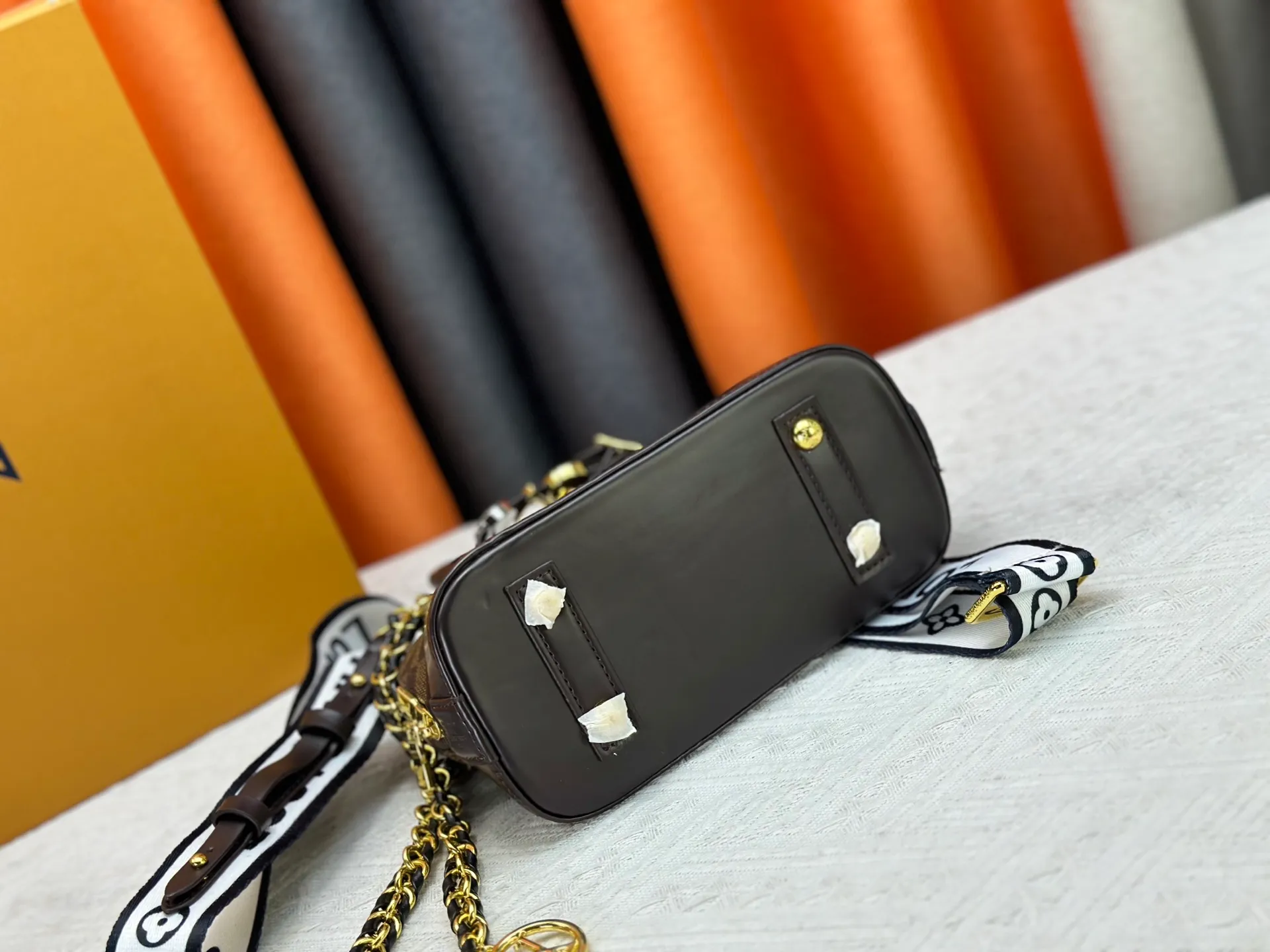 P300 upgraded version [Official latest model] K00015 M25529 M14933 M53152 M13416 M82717 [Alma Mini LV&I] The LV&I series launches this customizable kit, featuring the iconic Alma in an exclusive mini size. Designed to create a personalized handbag that is unique to the wearer, there are seven styles to choose from, available in a range of colors and finishes. Next, choose a strap or chain before choosing add-ons like a mirrored name tag or a functional hair clip. Finally, three sliding charms are included, ranging from the iconic padlock to the colorful Vivienne mascot.  Dimensions: 18 x 12 x 8 cm