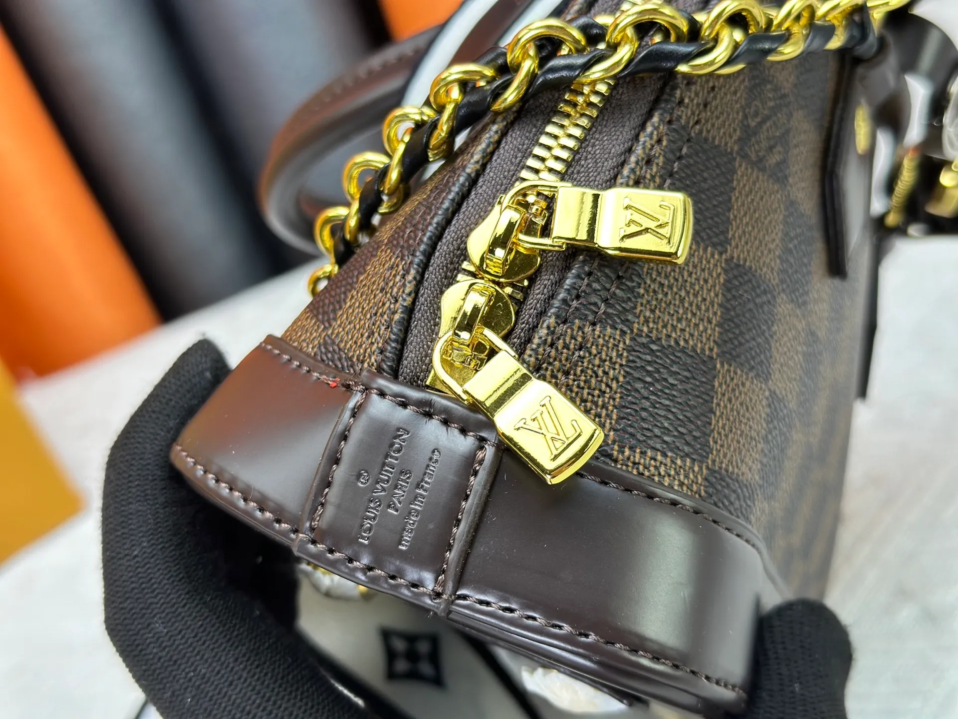 P300 upgraded version [Official latest model] K00015 M25529 M14933 M53152 M13416 M82717 [Alma Mini LV&I] The LV&I series launches this customizable kit, featuring the iconic Alma in an exclusive mini size. Designed to create a personalized handbag that is unique to the wearer, there are seven styles to choose from, available in a range of colors and finishes. Next, choose a strap or chain before choosing add-ons like a mirrored name tag or a functional hair clip. Finally, three sliding charms are included, ranging from the iconic padlock to the colorful Vivienne mascot.  Dimensions: 18 x 12 x 8 cm