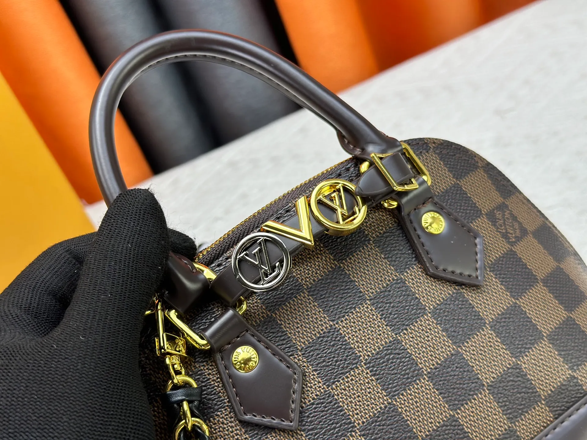 P300 upgraded version [Official latest model] K00015 M25529 M14933 M53152 M13416 M82717 [Alma Mini LV&I] The LV&I series launches this customizable kit, featuring the iconic Alma in an exclusive mini size. Designed to create a personalized handbag that is unique to the wearer, there are seven styles to choose from, available in a range of colors and finishes. Next, choose a strap or chain before choosing add-ons like a mirrored name tag or a functional hair clip. Finally, three sliding charms are included, ranging from the iconic padlock to the colorful Vivienne mascot.  Dimensions: 18 x 12 x 8 cm