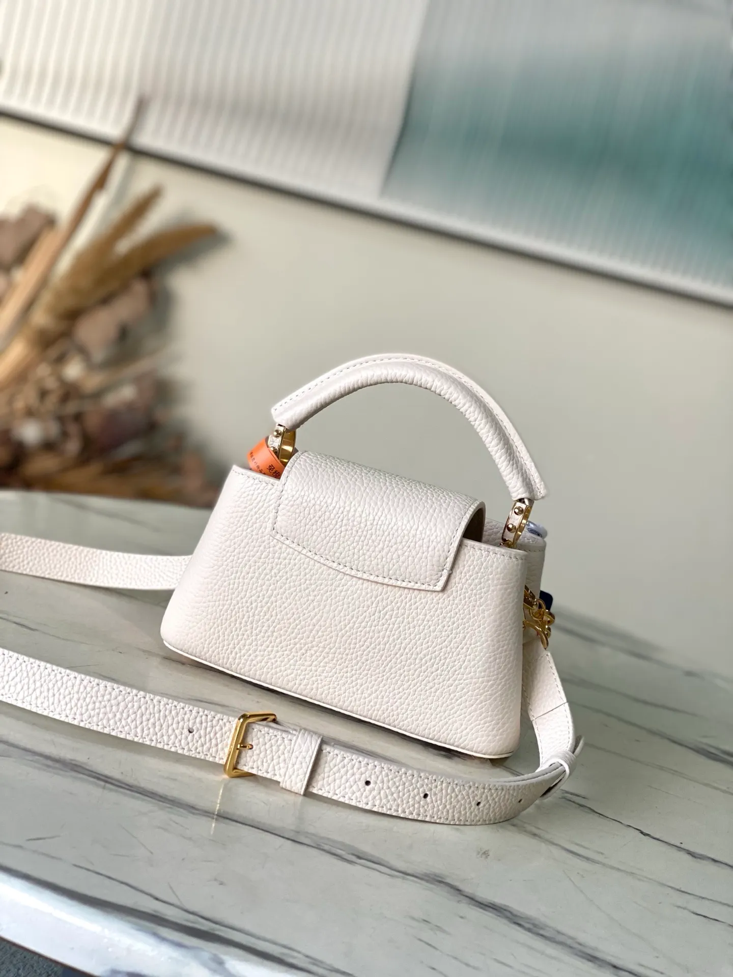 💰2200 "Special Original Leather" M14393 Harmony series launches the Capucines East West mini handbag, which uses a decorative chain to show the inspiration of the Monogram flower. Taurillon cow leather shapes the shape, and the LV letters interpret the colorful brushstrokes of the Puffygram jewelry series. The flip cover can be folded inside or outside, and the inner pocket can safely store valuables. Dimensions: 22 × 12 × 8 cm
