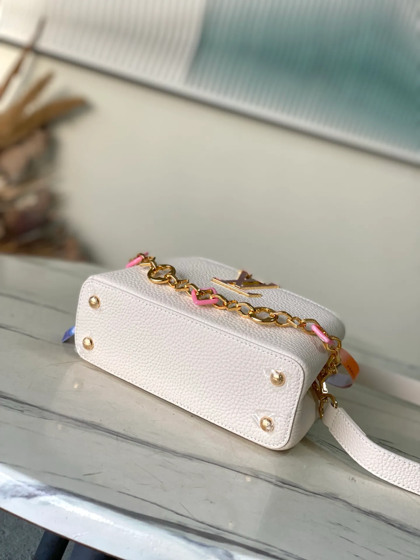 💰2200 "Special Original Leather" M14393 Harmony series launches the Capucines East West mini handbag, which uses a decorative chain to show the inspiration of the Monogram flower. Taurillon cow leather shapes the shape, and the LV letters interpret the colorful brushstrokes of the Puffygram jewelry series. The flip cover can be folded inside or outside, and the inner pocket can safely store valuables. Dimensions: 22 × 12 × 8 cm