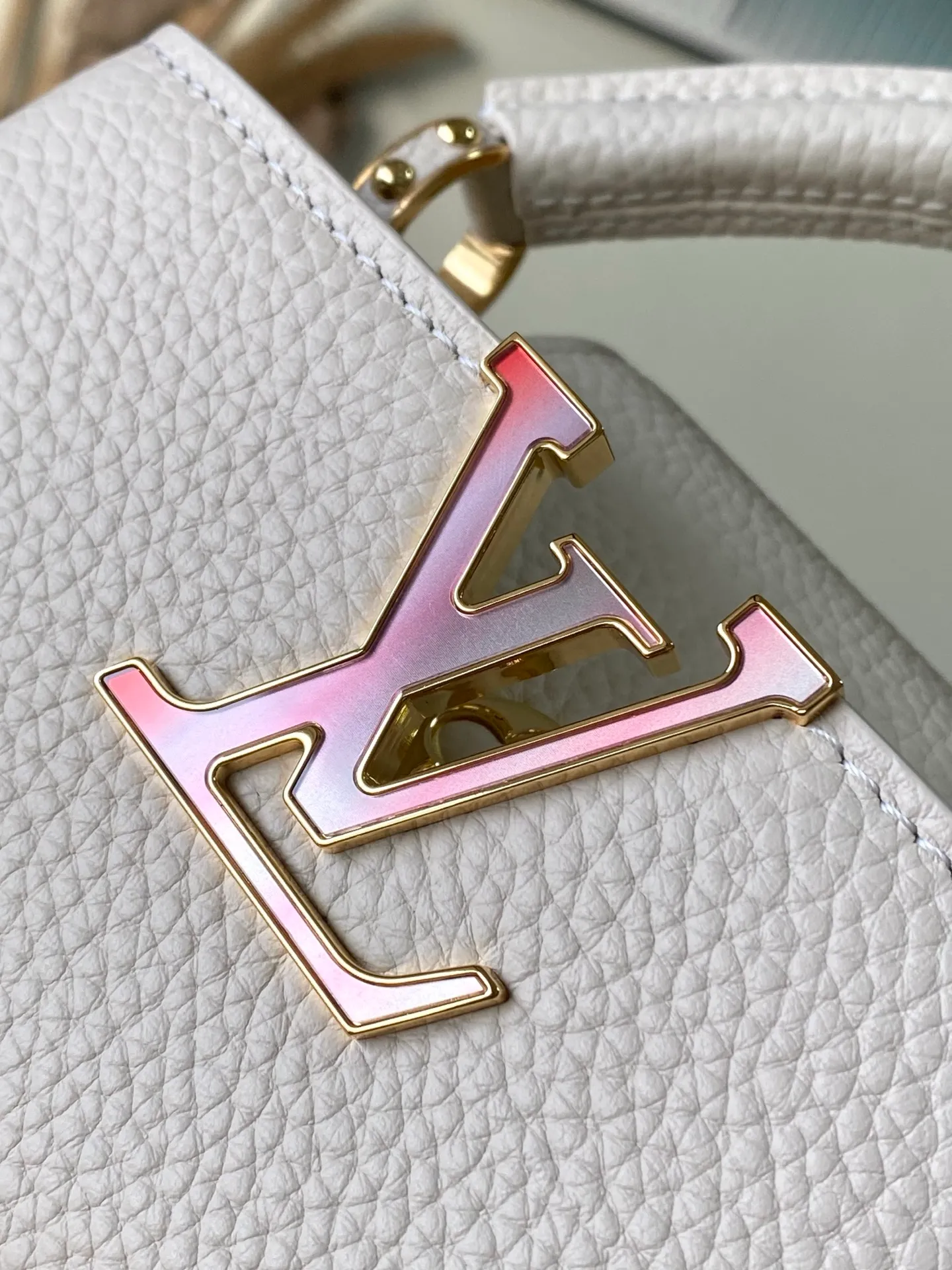 💰2200 "Special Original Leather" M14393 Harmony series launches the Capucines East West mini handbag, which uses a decorative chain to show the inspiration of the Monogram flower. Taurillon cow leather shapes the shape, and the LV letters interpret the colorful brushstrokes of the Puffygram jewelry series. The flip cover can be folded inside or outside, and the inner pocket can safely store valuables. Dimensions: 22 × 12 × 8 cm