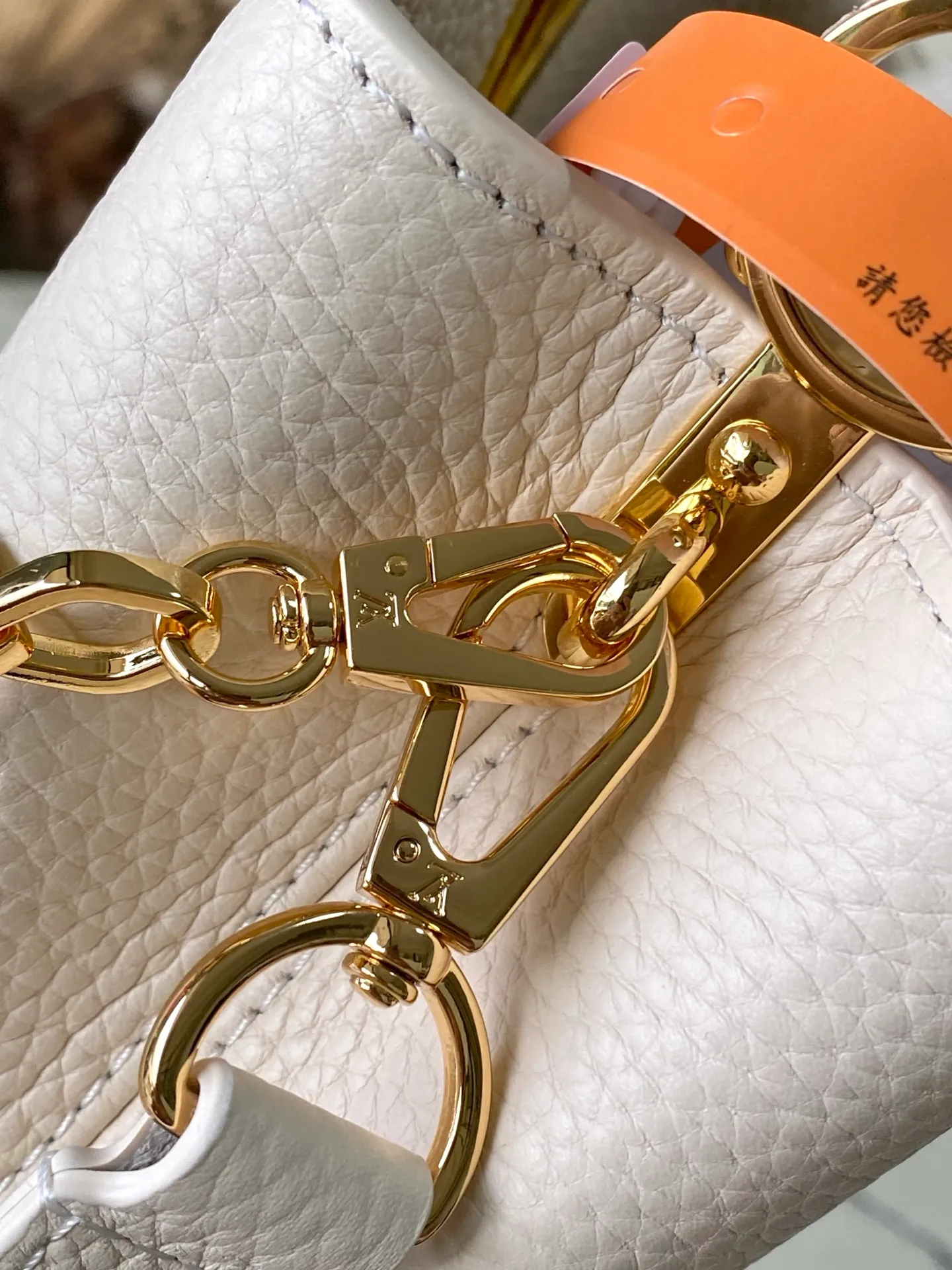 💰2200 "Special Original Leather" M14393 Harmony series launches the Capucines East West mini handbag, which uses a decorative chain to show the inspiration of the Monogram flower. Taurillon cow leather shapes the shape, and the LV letters interpret the colorful brushstrokes of the Puffygram jewelry series. The flip cover can be folded inside or outside, and the inner pocket can safely store valuables. Dimensions: 22 × 12 × 8 cm