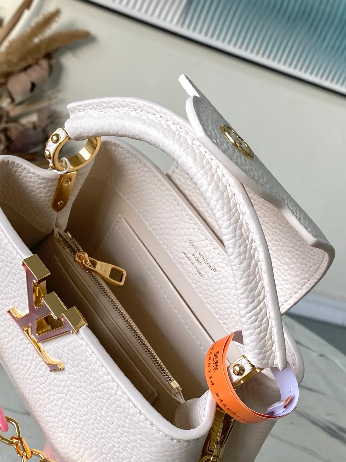 💰2200 "Special Original Leather" M14393 Harmony series launches the Capucines East West mini handbag, which uses a decorative chain to show the inspiration of the Monogram flower. Taurillon cow leather shapes the shape, and the LV letters interpret the colorful brushstrokes of the Puffygram jewelry series. The flip cover can be folded inside or outside, and the inner pocket can safely store valuables. Dimensions: 22 × 12 × 8 cm