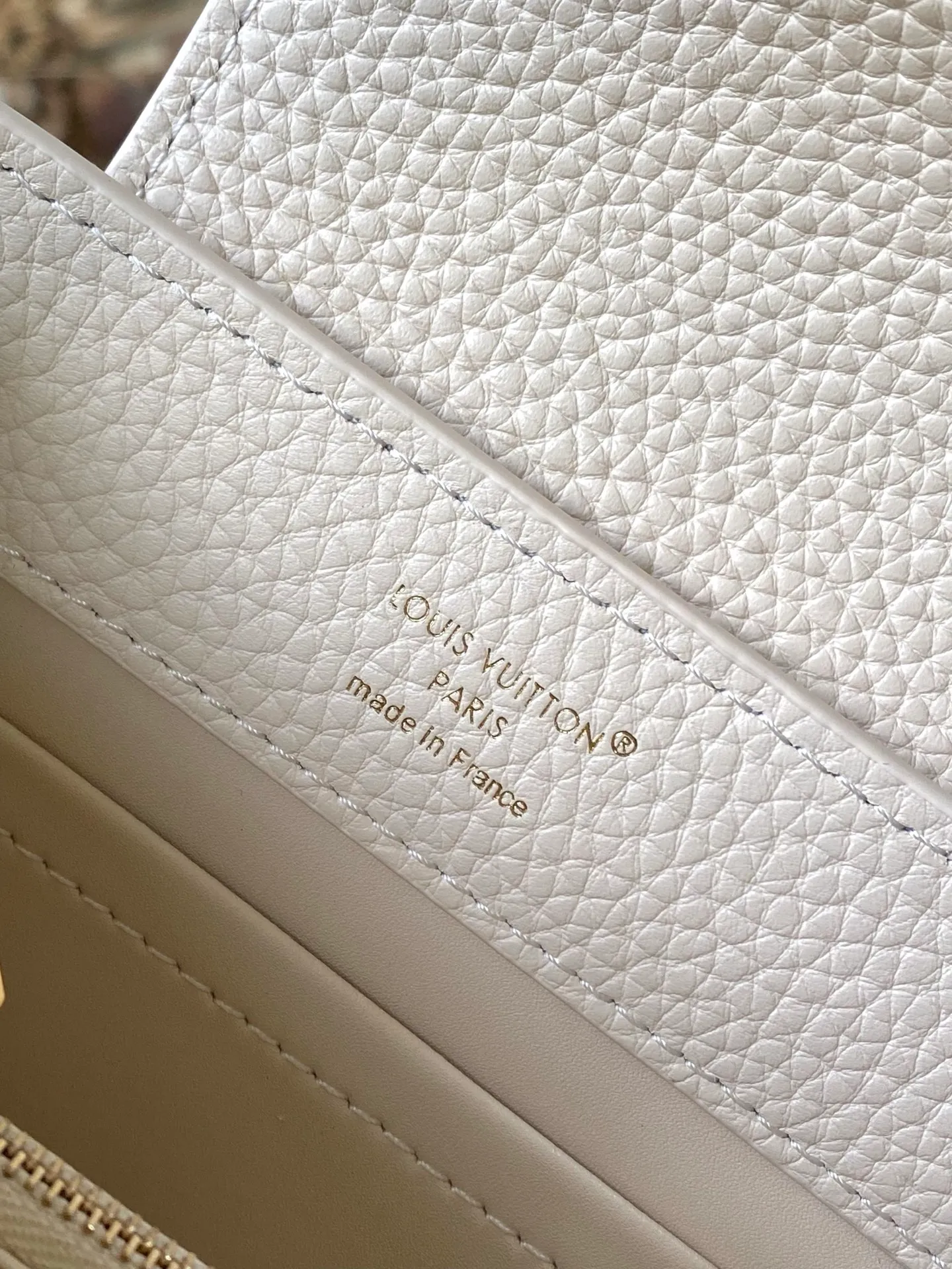 💰2200 "Special Original Leather" M14393 Harmony series launches the Capucines East West mini handbag, which uses a decorative chain to show the inspiration of the Monogram flower. Taurillon cow leather shapes the shape, and the LV letters interpret the colorful brushstrokes of the Puffygram jewelry series. The flip cover can be folded inside or outside, and the inner pocket can safely store valuables. Dimensions: 22 × 12 × 8 cm