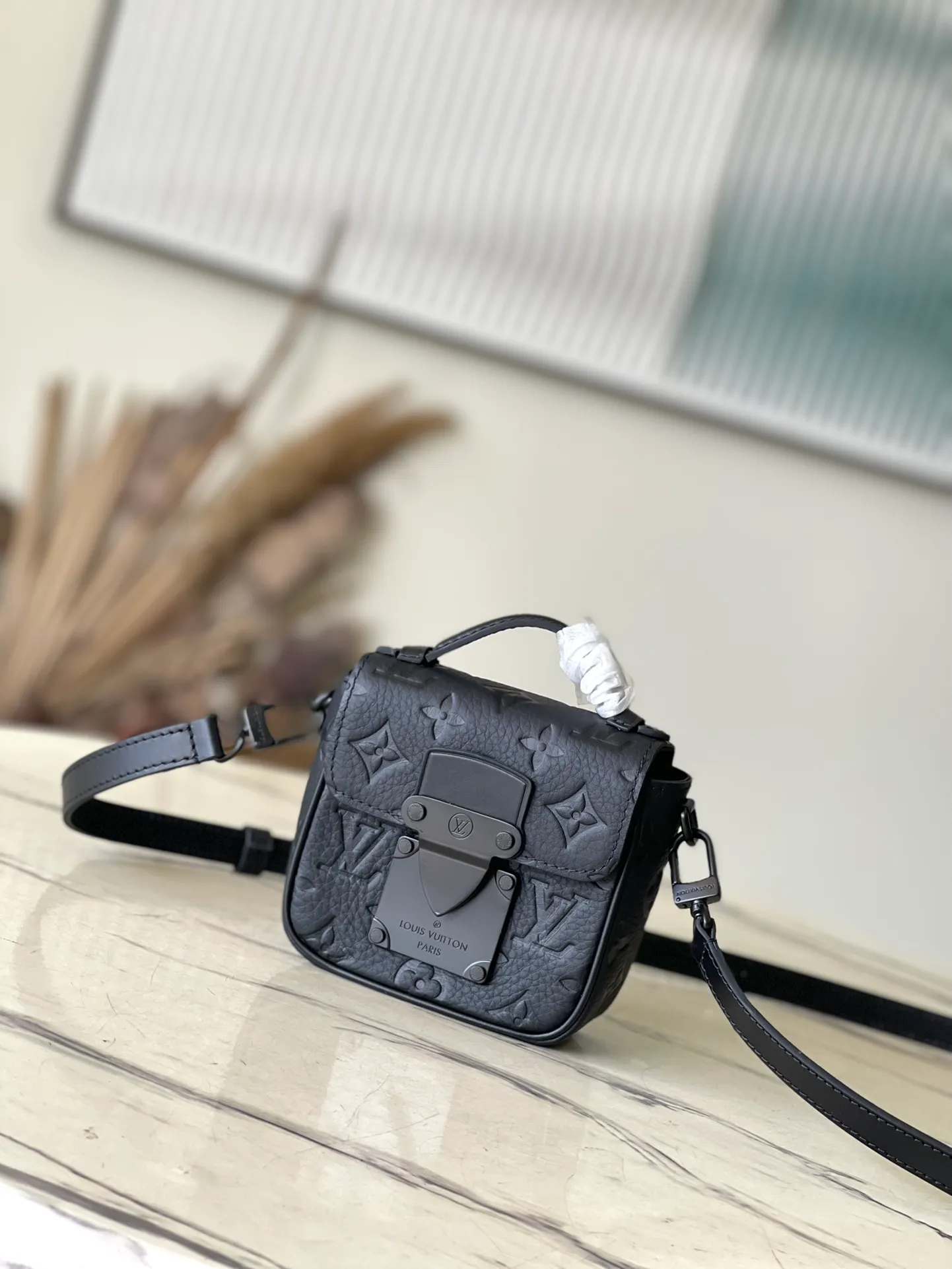 💰840 (first-grain leather) top original order M83148 This new Steamer messenger bag injects the brand’s traditional elements into the New Classics series with exquisite shape. Soft Monogram Taurillon leather is paired with classic elements like a Steamer-style chain. Comes with a detachable shoulder strap for easy carrying. Zippered compartments provide ample storage space, and feature front pocket flaps and magnetic lock closures. Size: 13-5-12cm
