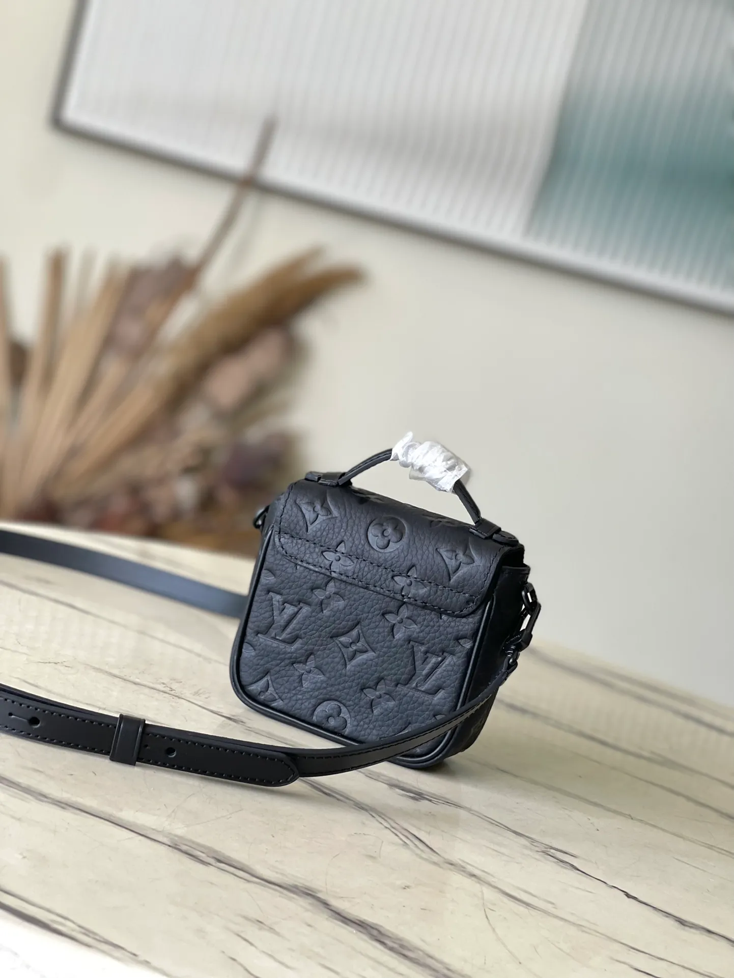 💰840 (first-grain leather) top original order M83148 This new Steamer messenger bag injects the brand’s traditional elements into the New Classics series with exquisite shape. Soft Monogram Taurillon leather is paired with classic elements like a Steamer-style chain. Comes with a detachable shoulder strap for easy carrying. Zippered compartments provide ample storage space, and feature front pocket flaps and magnetic lock closures. Size: 13-5-12cm