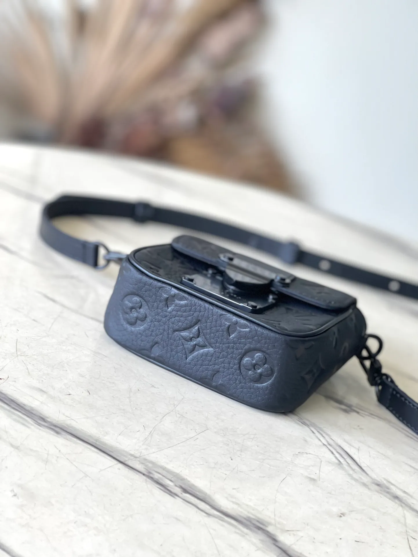 💰840 (first-grain leather) top original order M83148 This new Steamer messenger bag injects the brand’s traditional elements into the New Classics series with exquisite shape. Soft Monogram Taurillon leather is paired with classic elements like a Steamer-style chain. Comes with a detachable shoulder strap for easy carrying. Zippered compartments provide ample storage space, and feature front pocket flaps and magnetic lock closures. Size: 13-5-12cm