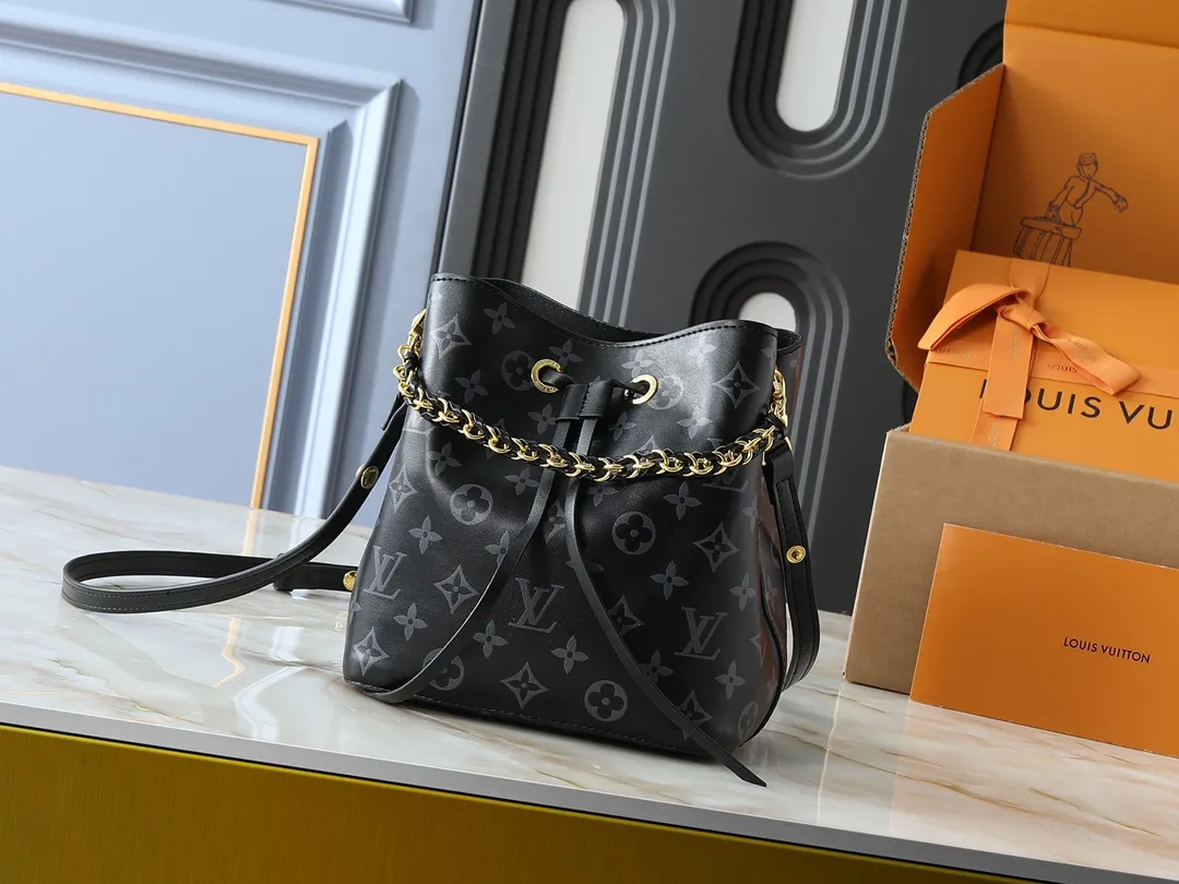 💰240💰Upgraded from the original M12749 M46581. This Néonoé BB handbag is made of the brand's new Monogram Ink leather, and uses classic prints to brighten the handbag series, showing modern style in simplicity. Braided chain and dazzling hardware add a touch of elegance, while an interior pocket keeps valuables secure. Dimensions: 20.0 x 20.0 x 13.0 cm (length x height x width)