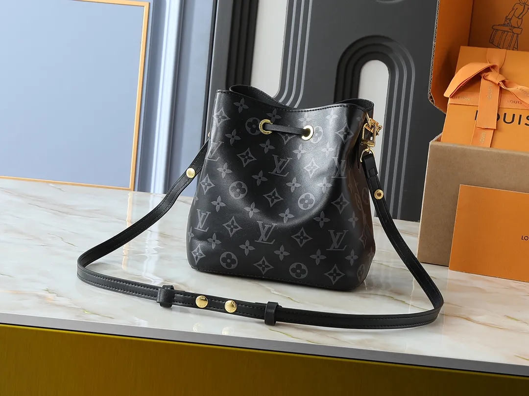 💰240💰Upgraded from the original M12749 M46581. This Néonoé BB handbag is made of the brand's new Monogram Ink leather, and uses classic prints to brighten the handbag series, showing modern style in simplicity. Braided chain and dazzling hardware add a touch of elegance, while an interior pocket keeps valuables secure. Dimensions: 20.0 x 20.0 x 13.0 cm (length x height x width)