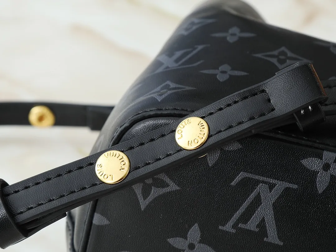 💰240💰Upgraded from the original M12749 M46581. This Néonoé BB handbag is made of the brand's new Monogram Ink leather, and uses classic prints to brighten the handbag series, showing modern style in simplicity. Braided chain and dazzling hardware add a touch of elegance, while an interior pocket keeps valuables secure. Dimensions: 20.0 x 20.0 x 13.0 cm (length x height x width)