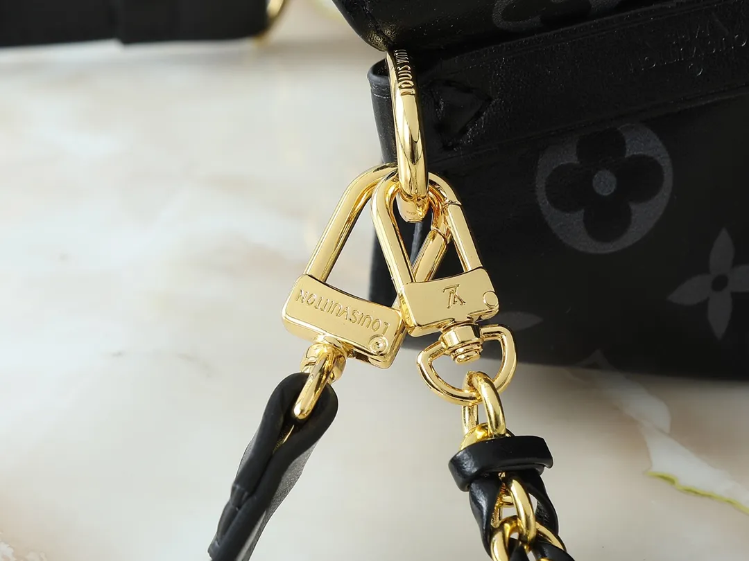 💰240💰Upgraded from the original M12749 M46581. This Néonoé BB handbag is made of the brand's new Monogram Ink leather, and uses classic prints to brighten the handbag series, showing modern style in simplicity. Braided chain and dazzling hardware add a touch of elegance, while an interior pocket keeps valuables secure. Dimensions: 20.0 x 20.0 x 13.0 cm (length x height x width)