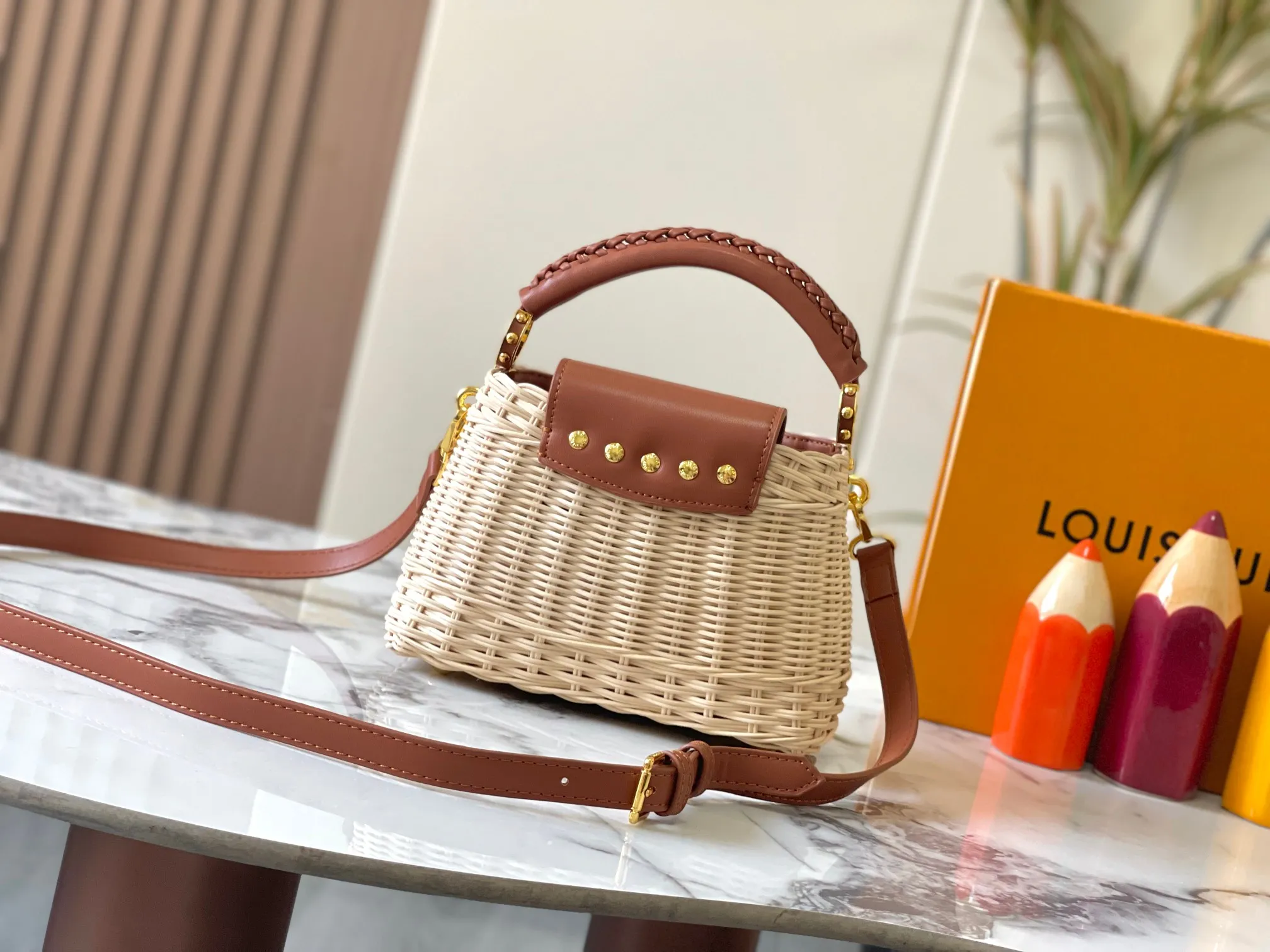Upgraded version P660 M14365 This Capucines mini handbag has a unique rattan weaving structure that pays tribute to the Louis Vuitton picnic box design that came out in 1892. The cow leather shapes the top handle and flap, the LV letters reveal a metallic texture, and the detachable and adjustable leather shoulder strap makes it easy to carry on the shoulder. The gift box packaging provided with this product may be reasonably adjusted depending on the stock situation, and may be different from the packaging style displayed on this product page. Please refer to the actual gift box packaging style received for details. Size:21×14×8cm