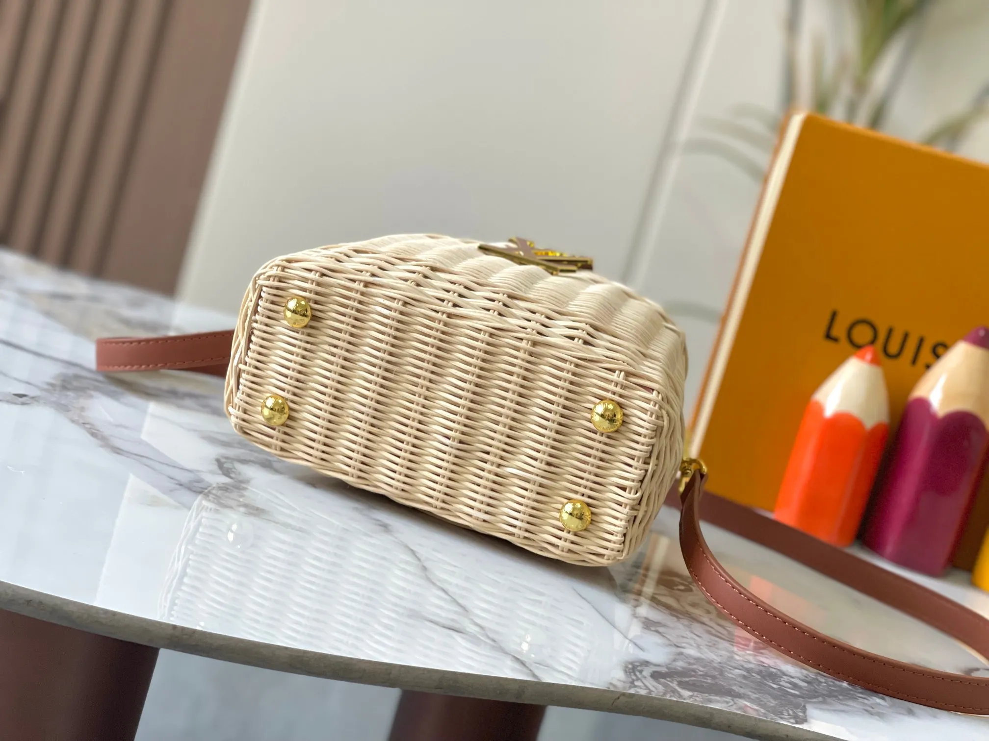 Upgraded version P660 M14365 This Capucines mini handbag has a unique rattan weaving structure that pays tribute to the Louis Vuitton picnic box design that came out in 1892. The cow leather shapes the top handle and flap, the LV letters reveal a metallic texture, and the detachable and adjustable leather shoulder strap makes it easy to carry on the shoulder. The gift box packaging provided with this product may be reasonably adjusted depending on the stock situation, and may be different from the packaging style displayed on this product page. Please refer to the actual gift box packaging style received for details. Size:21×14×8cm